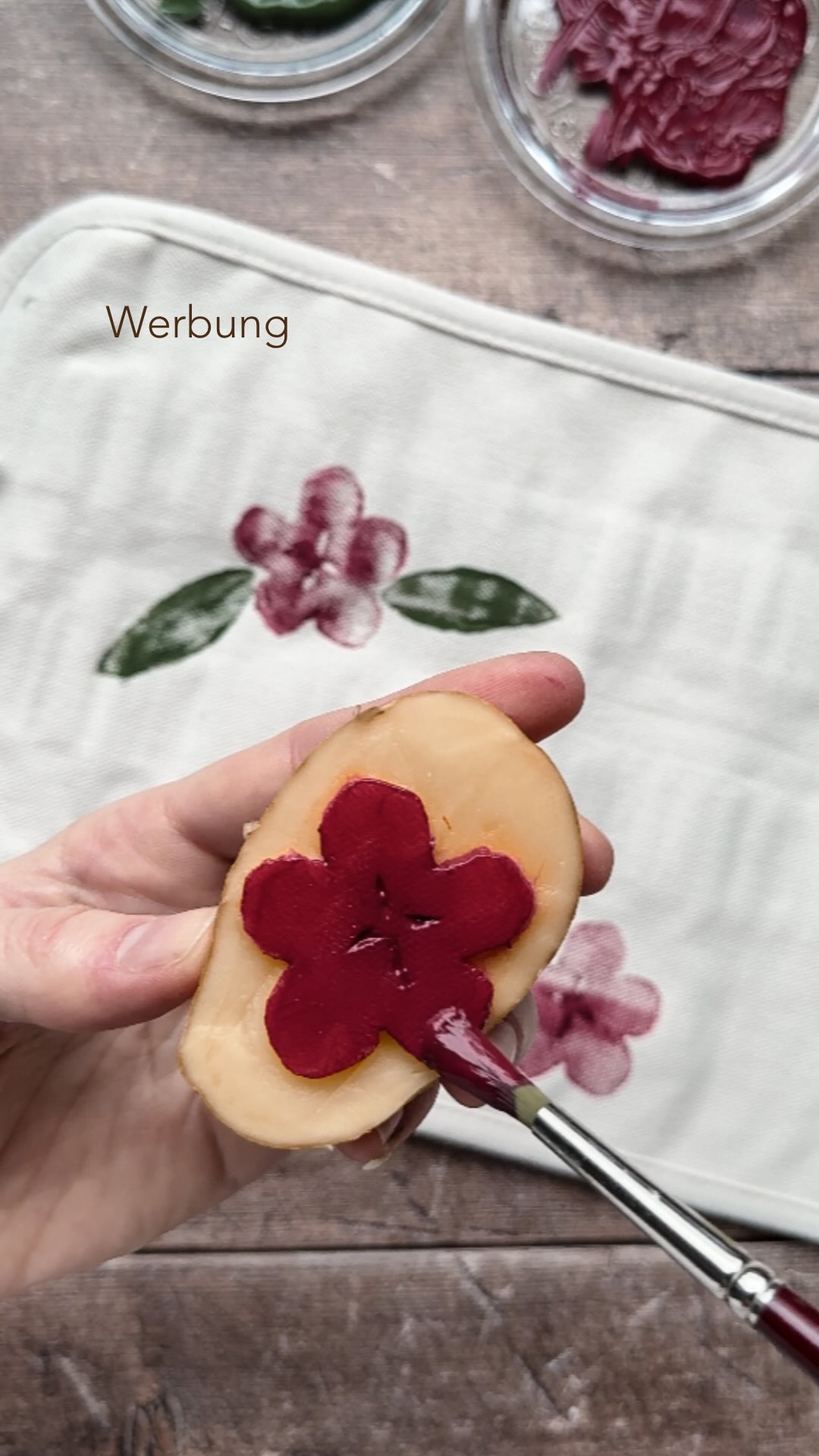 ✨ IKEA-Hack — neu entdeckt 💛
Dieses Reel ist zwar schon etwas älter, aber die Idee wollte ich unbedingt noch einmal mit euch teilen.
Ich habe mich damals mit dem Rollmäppchen SOLFÅGEL kreativ ausgetobt. Die helle Stofffläche eignet sich nämlich perfekt zum Verzieren — und ich hatte große Lust, mal wieder Kartoffeldruck auszuprobieren 🥔🎨
Inzwischen nutze ich das gestaltete Mäppchen
für meine Strickutensilien 🧶
Wie gefällt euch das Ergebnis? 💫
Unbezahlte Werbung