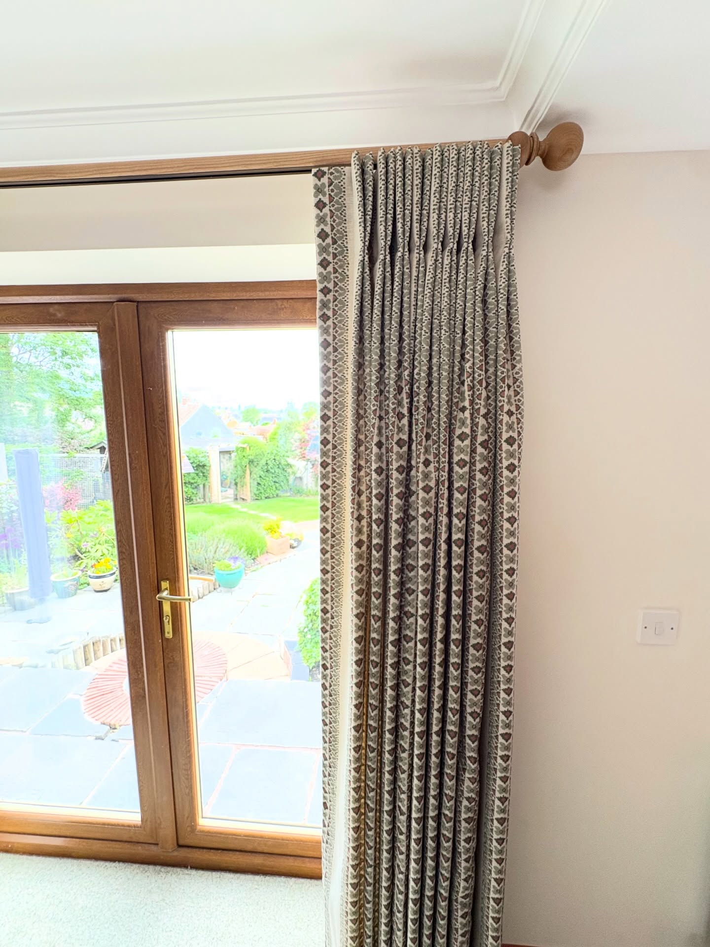 Recently fitted for a lovely repeat customer who had asked @blue_pineappleinteriors to update her large sitting room. Two big Roman blinds and a fab pair of curtains all fabrics from @thepureedit. Also used a really smart tracked pole from @byronandbyronltd - much smarter option to a pole with rings. Interlined curtains will help keep rooms cooler if closed during the day during this heat we are having. #sittingroom #interlinedcurtainsandblinds #malvern @_aaroncourt @legg.rosie #thepureedit #byronandbyron