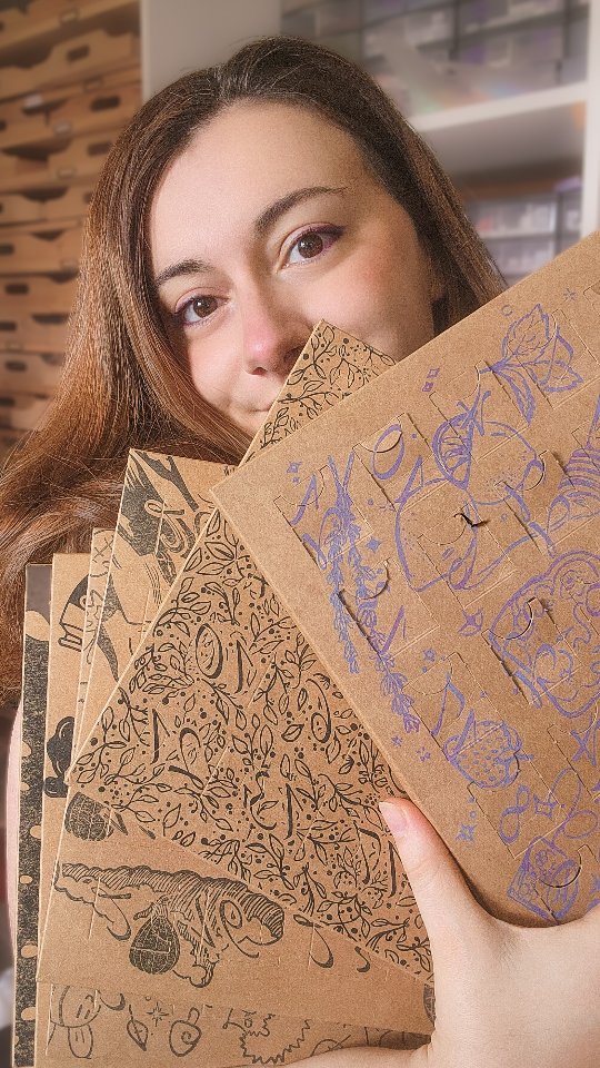 Surprise! Est ce que vous vous en doutiez ?
Cette année vous aurez le droit à un calendrier de l'avent unique et personnalisé rien que pour vous ! Ils seront tous différents pour que vous puissiez avoir 100% d'aquarelles qui vous seront utiles et 100% de couleurs que vous aimez ! ❤️
Cette fois c'est vous qui décidez ! Vous avez déjà des idées de thème ? 👀