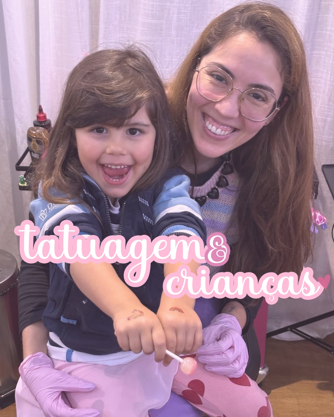Um estúdio de tatuagem não é lugar para crianças, mas pode ser um espaço seguro para uma experiência inesquecível. Eu adoro tatuar os pequenos com tatuagens de chiclete 💖
Será que o teu filho ou a tua filha gostariam de participar? Aqui vão algumas dicas de como tornar a experiência tranquila:
* por segurança, durante o procedimento de tatuagem a crianças deve esperar na sala de recepção
* é essencial que traga um acompanhante para se responsabilizar pela criança durante a sessão
* evite trazer a criança com fome, sono ou contrariada
* traga brinquedos que possam entreter a criança - um estúdio de tatuagem não tem coisas infantis, por isso ela pode ficar rapidamente entediada
* no caso de sessões mais longas do que 1h, recomendo que o acompanhante leve a criança para um pequeno passeio