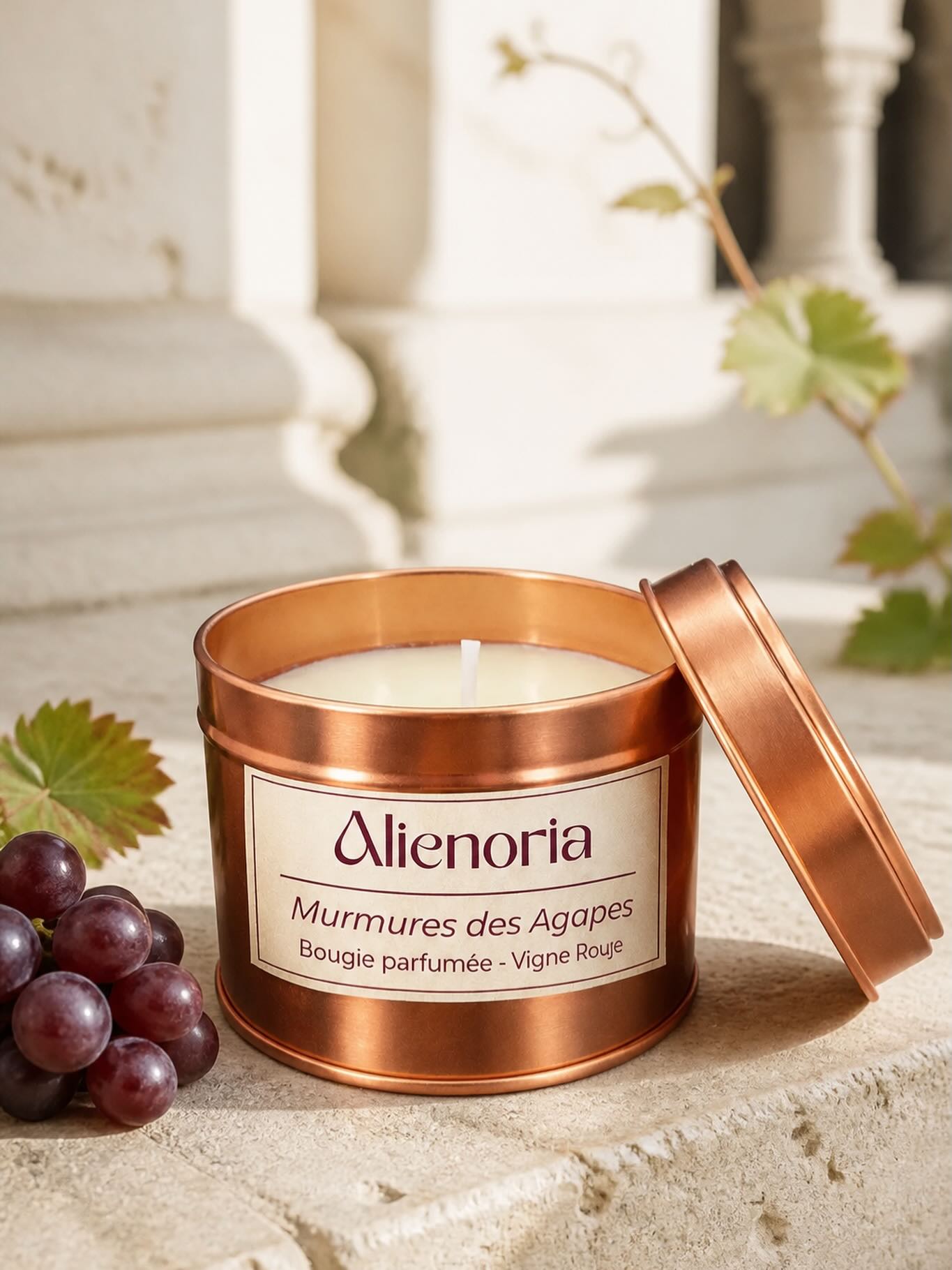 Quand la nuit tombe sur les tables encore dressées, Murmure des Agapes garde le souvenir des vignes rouges au bord des coupes oubliées. La fraîcheur de la pomme et de la framboise ouvre sur un cœur de fruits exotiques et de raisin rouge, avant qu’un fond fleur d’oranger, miel et vanille n’installe une douceur de fin de banquet. #bougiesparfumées #parfumsdegrasse #cirevegetale