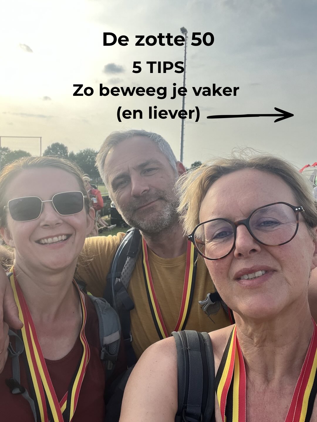 Zaterdag liep ik de Zotte 50 van Gheel. 50 kilometer. Met mijn man en dochter. In de gloeiende namiddaghitte.
Enkele kilometers voor de finish stond er iemand met een tuinslang in zijn tuin. Hij heeft me letterlijk gered. Ik heb me van kop tot teen nat laten spuiten. En ik was niet de enige. 💦
Wat me het meest bijblijft? Niet de pijn in mijn benen. Maar dit: ik was er klaar voor. Niet omdat ik een fanatieke sporter ben. Maar omdat er een datum stond. Een finish wachtte.
Meer bewegen begint niet met meer wilskracht. Het begint met één concrete stap: je inschrijven voor iets.
Gezonde gewoontes creëren, gezond leven.. begint bij je mindset!
In de carrousel: 5 dingen die helpen om vaker in beweging te komen 👆
Jij — wat is jouw volgende uitdaging? 👟
Ik hoor het graag van je.. en je inspireert daarmee ook anderen ( en mij😉)
Liefs, Elly 💋
—