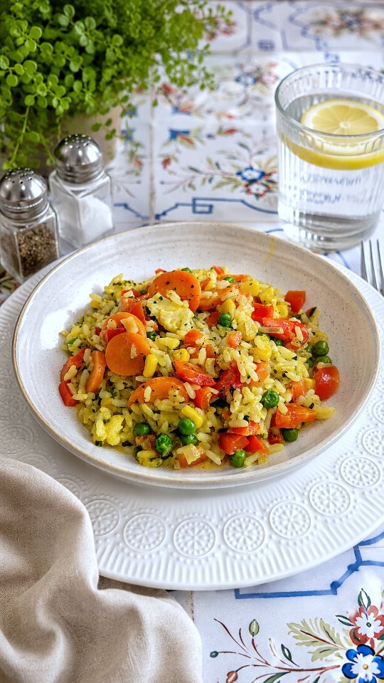 Rezept Nr.03 von 30 vegetarischen Rezepten.
Heute gibt es mal nach langem wieder ein Rezept aus der Pfanne.😆
Eine Reis- Buttergemüsepfanne.
Ich hab als Kind schon Buttergemüse geliebt und das tu ich heute auch noch. Man kann soooo viel damit zaubern und es schmeckt jedesmal lecker.
Wenn du das Rezept haben möchtest, dann schreibe
Rezept 3
In die Kommentare und du bekommst den Link zum Rezept direkt in dein Postfach. Über den Link kommst zu dann zu meinem Blog und dort gibt es eine schöne Rezeptkarte zum Herunterladen. ☺️ Gratis natürlich.
Viel Spass ☺️
#einfacherezepte #vegetarisch #reis #pfannengerichte