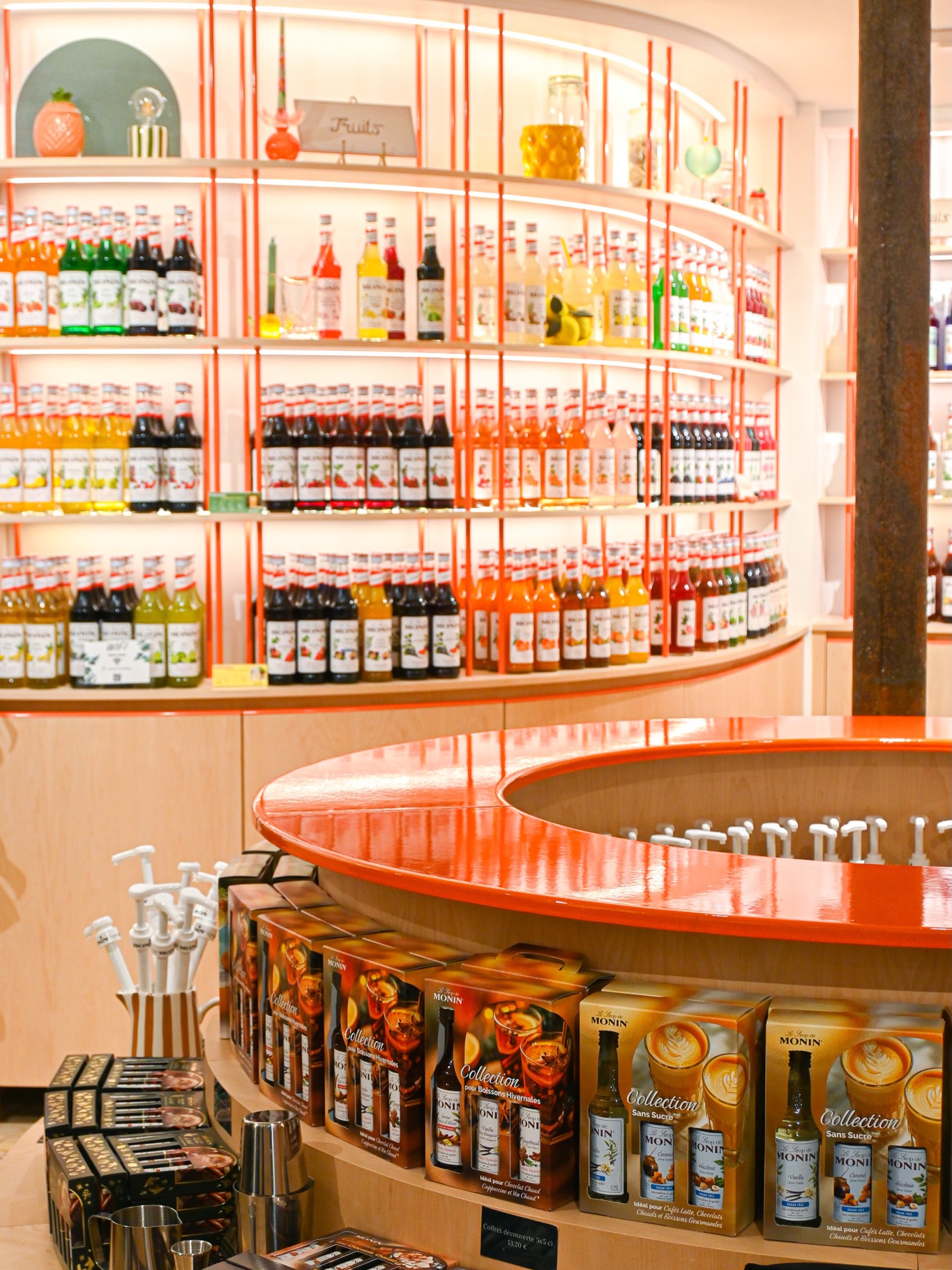 ✨ SUBLIMER LE SAVOIR-FAIRE 📸
Shooting photo réalisé pour @lavastone_design à Paris afin de mettre en lumière cette magnifique réalisation pour @monin_france .
Un comptoir en pierre de lave émaillée conçu par @lavastone_design sous la direction de Bruno Gracia, où design, matière et savoir-faire se rencontrent.
#Lavastone #leroydesign #monin #PierreDeLave #designinterieur