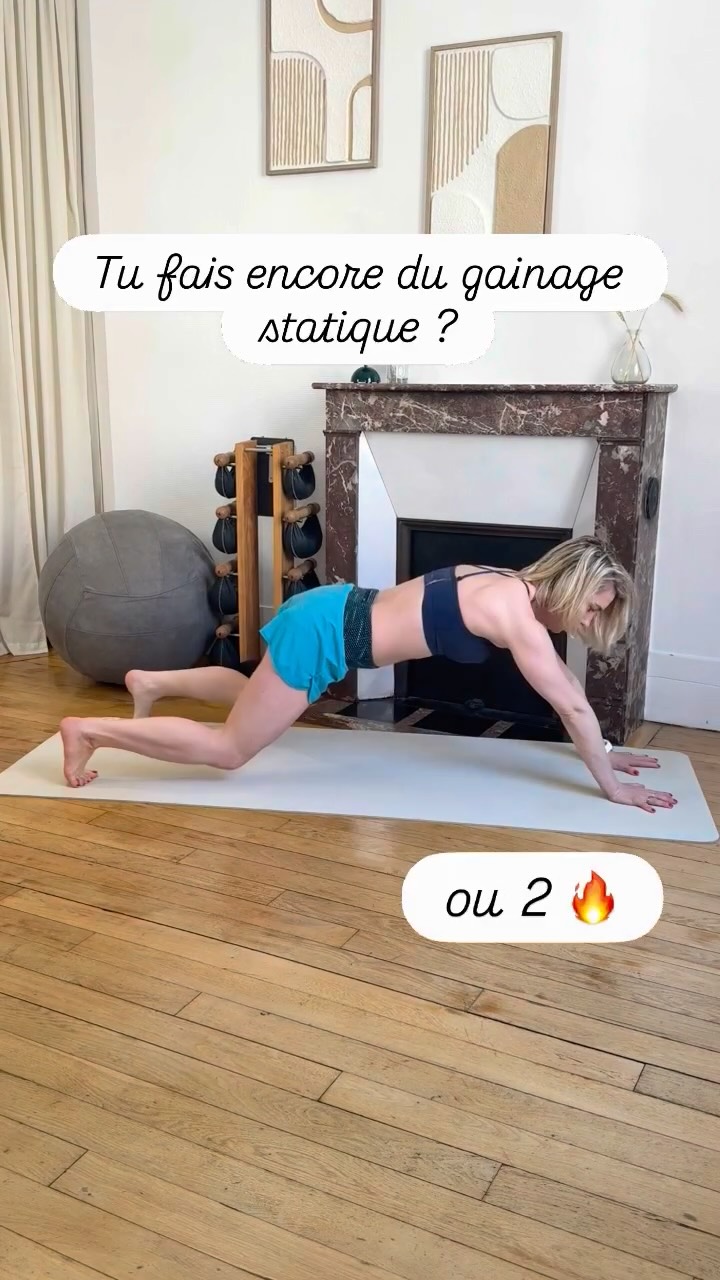 Le gainage statique où tu attends que le temps passe en tremblant… on oublie ! ❌ En plus d’être ennuyeux, il met souvent une pression énorme sur le ventre et le périnée si la posture n’est pas parfaite.
Pour dessiner ta sangle abdominale intelligemment et en dynamique, j’ai le combo parfait pour toi.
Voici tes 2 options du jour (à enregistrer pour ta prochaine séance ! 💾) :
🔹 OPTION 1 (Niveau Initial) : Sur les genoux, avance main droite puis main gauche, puis reviens en position initiale sous les épaules. Idéal pour te concentrer sur l’engagement profond du ventre et protéger ton dos et ton périnée.
🔸 OPTION 2 (Niveau Avancé) : Même mouvement de mains, mais on pimente le jeu : décolle les genoux en position de gainage complet. Gain de temps et intensité garantis !
Mon conseil de coach : Ne brûle pas les étapes. Maîtrise d’abord l’option 1 avant de défier l’option 2. 😉
✨ Envie d’aller plus loin et de t’entraîner avec un vrai accompagnement adapté à ton corps de femme ? Commente FORCE sous ce Réel pour participer et recevoir toutes les infos sur mes cours ! 🤍