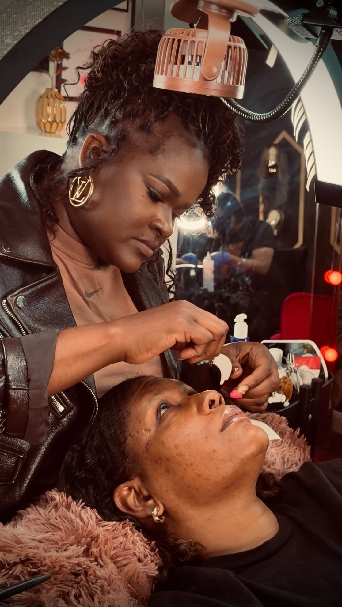 The appointment ends. The artist doesn’t.
Lash Designer @fernormenalbeauty
Pressies @epitomenails
Braids @millabeautyllc