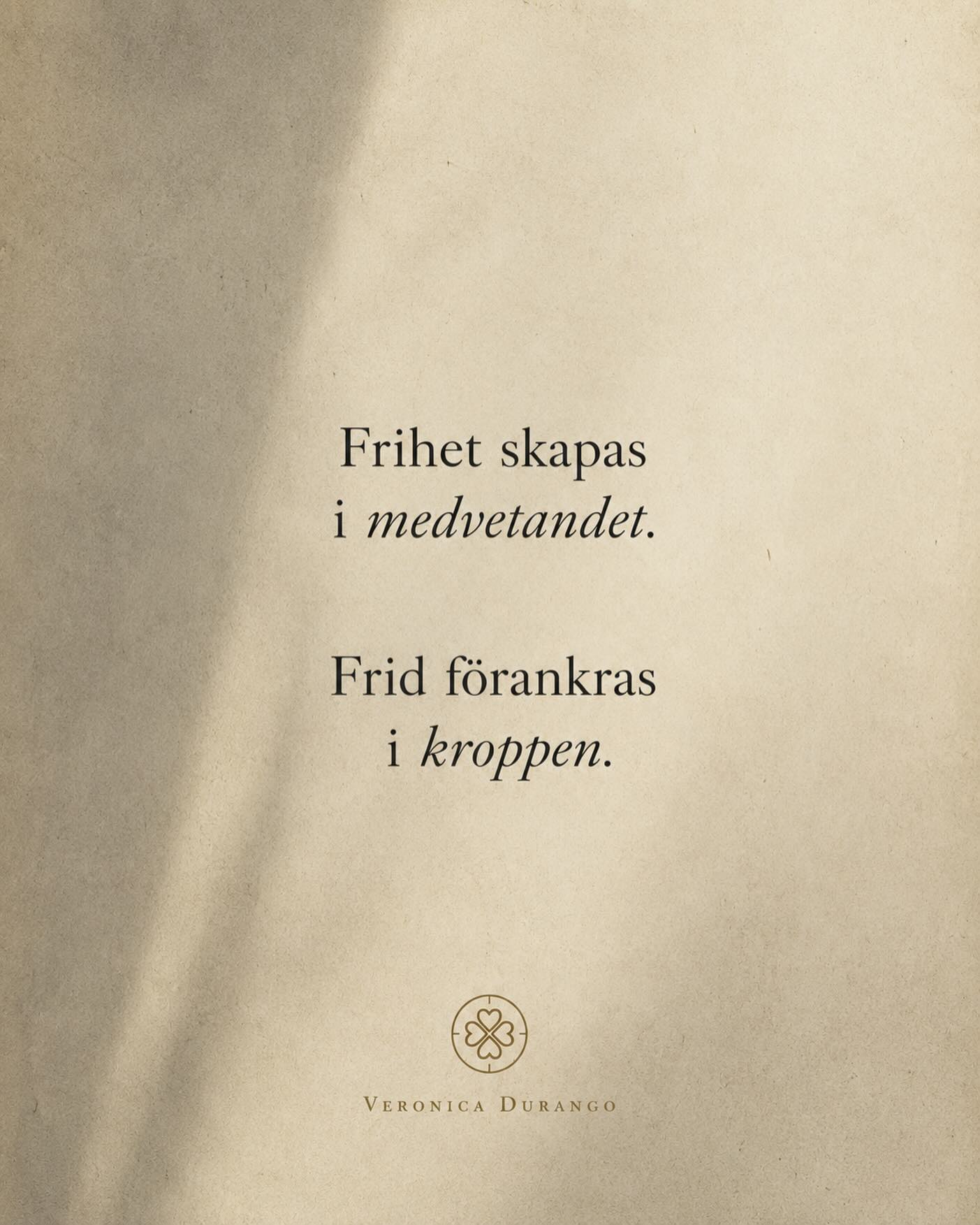 Många människor söker frihet genom yttre omständigheter. Mer pengar. Mer tid. En ny relation. Ett nytt arbete. Men den första friheten uppstår ofta i medvetandet.
När en människa ser att den inte är sina tankar, sin historia, sina programmeringar eller sitt generationsarv uppstår ett mellanrum. Där föds valmöjligheten.
📍FRIHET skapas i medvetandet. Därför att medvetandet kan observera det som tidigare styrde automatiskt.
✌🏼FRID är något annat.
🧠Man kan förstå allt om trauma.
🧠 Man kan förstå allt om nervsystemet.
🧠Man kan förstå allt om självkärlek.
🧠Man kan förstå allt om program och upplevelser men ändå inte känna frid.✌🏼
Varför? För kroppen lever alltid i nuet. Om kroppen fortfarande bär signaler om fara kommer den biologiska verkligheten att vara starkare än den intellektuella förståelsen. Därför förankras frid i kroppen. Inte genom ständig reglering som alla tjatar om utan genom att skapa trygghet.
Medvetandet öppnar dörren. Kroppen går igenom den. “Kroppen klagar när själen lider”
Den 28:e Juni handlar om det här. Gå in på hemsidan under event till Heal Through your story.
Det är dags att skapa frid, one person a time.
Vad sker i dig när du läser detta?
Kärlek 💚
Veronica
#soulandpathfinding#frid#frihet#peace