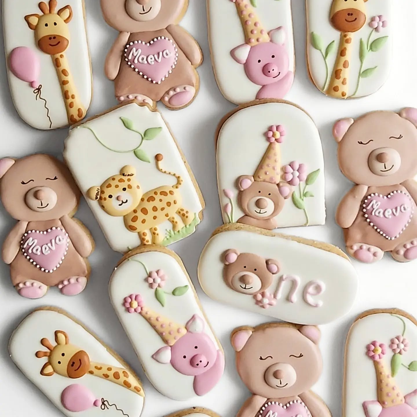 A first birthday set for little Maeva. Thankyou @louiseretford for allowing me free rein on designs. Hope you all have lots of fun! Xx
#icedbiscuits #royalicingcookies #partybiscuits #firstbirthday❤️ #cookieartist