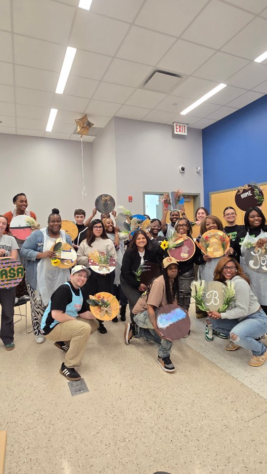 Big thank you to YG for collaborating with Kraft it Up on such a fun & creative experience! 💖✨🎉
We loved seeing everyone express themselves while creating their custom door signs—so much creativity, color, and good vibes in one room! 🚪🎨🔥🫶🏽💫
DM us to book your experience! 💌📲
#KraftItUp #CreativeVibes #DIYExperience #corporateevents #thingstodochicago