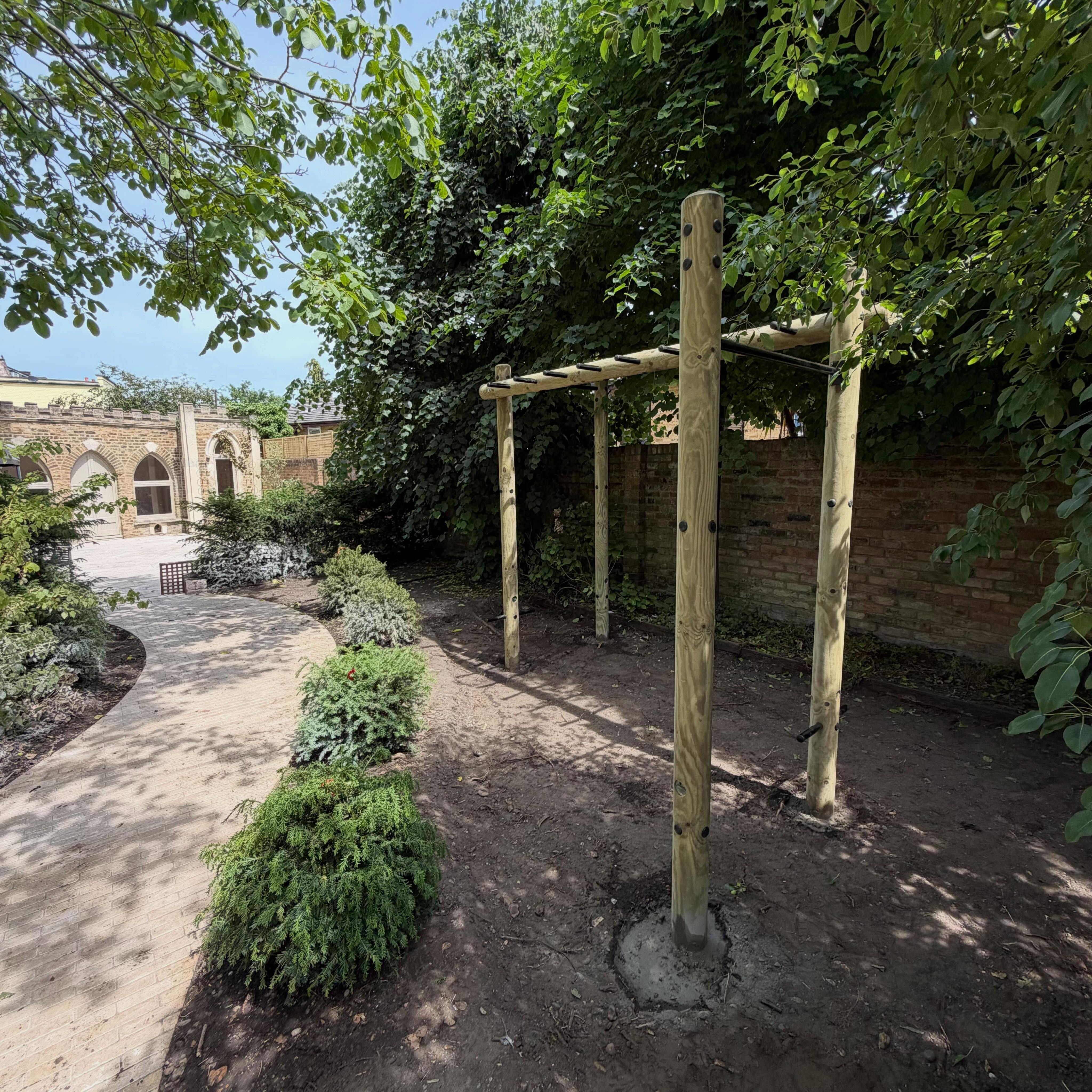 Double pull up and monkey bar installed in Wimbledon ready for a bark base. Our gyms are versatile and can be adapted to any space. #gardengym #monkeybars #outdoortraining 🌞