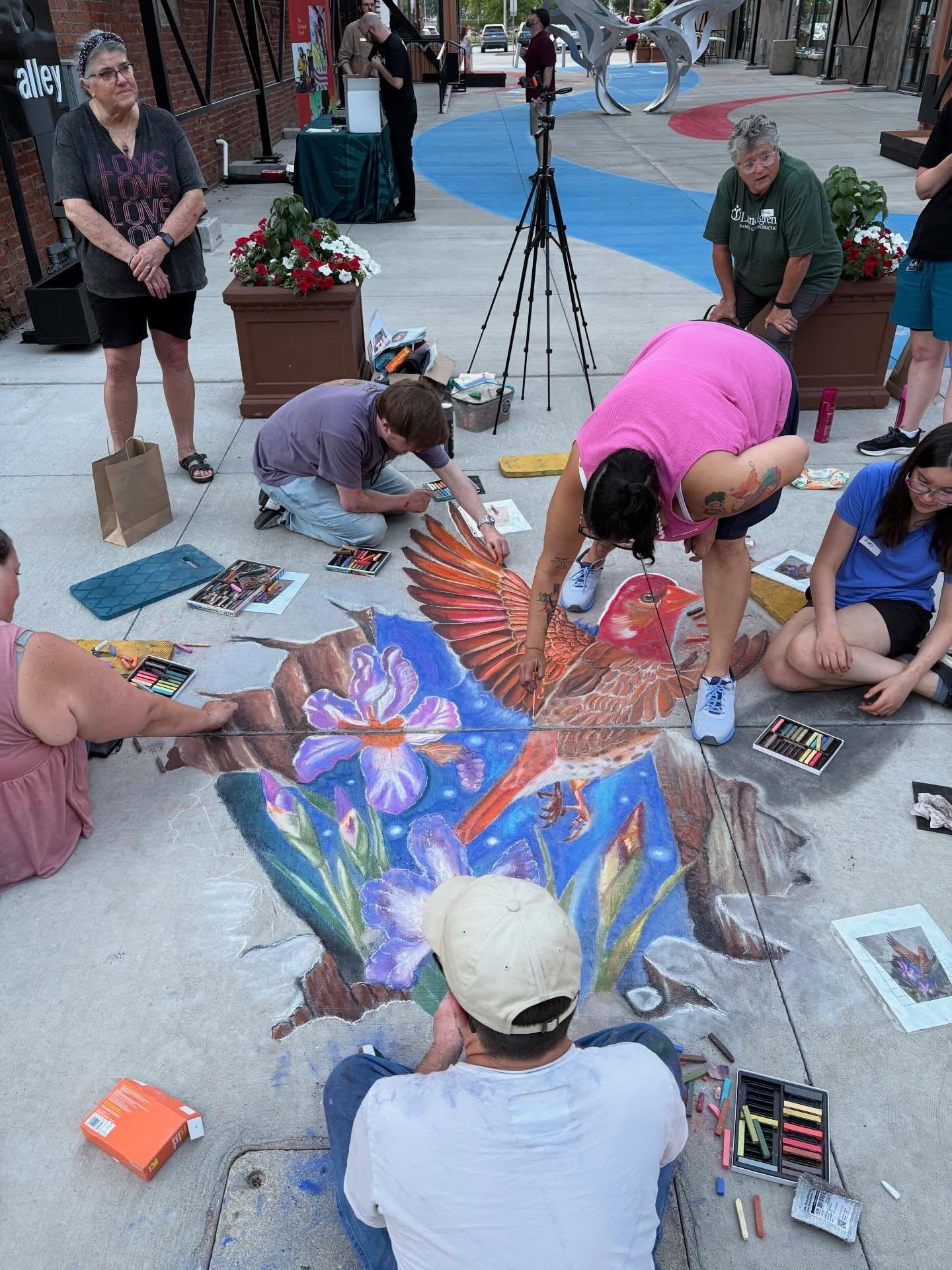 Yesterday was the 3D chalk art workshop at @quadcityarts - 20 participants, most of whom had never done chalk art before, absolutely killed it in creating three different 3d pieces. It was amazing to seem jump into it and feel proud of the finished pieces- didn’t they turn out fantastic?!
#QuadCityArts #QuadCities #SanDiegoChalkArtist #ChicagoChalkArt #AtlantaChalkArtist