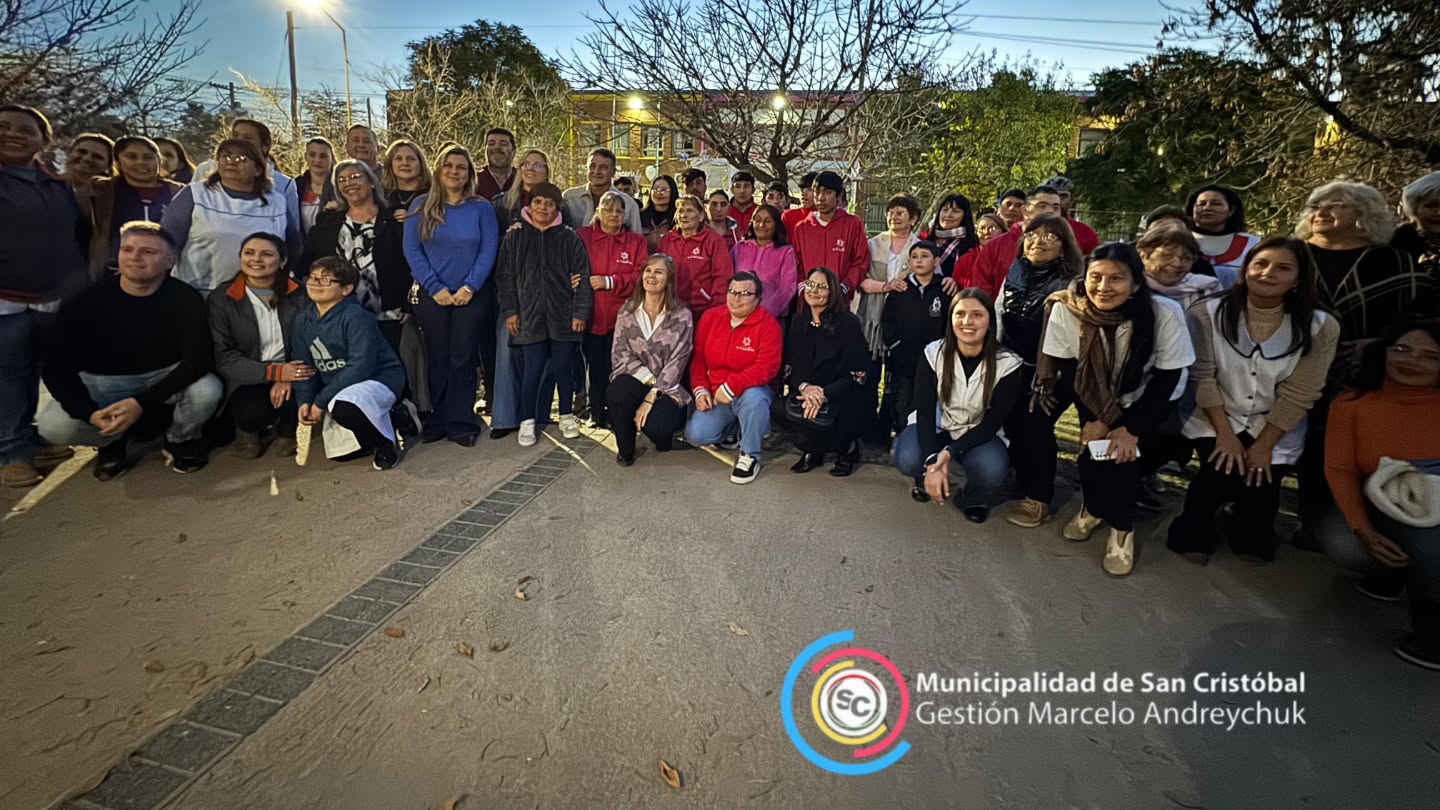 🕊️ MIL ALAS PARA SAN CRISTÓBAL
El pasado viernes 29 de mayo se realizó el cierre del proyecto "Mil alas para San Cristóbal", una propuesta surgida desde la Escuela Primaria Nocturna N° 2514 "Domingo Faustino Sarmiento" y desarrollada de manera articulada junto a la Escuela N° 408 "Bernardino Rivadavia" y el CeCla N° 2.
Inspirada en la lectura del cuento Las mil grullas, la iniciativa reunió a estudiantes, docentes y familias en una jornada cargada de significado, promoviendo valores como la paz, la solidaridad, el respeto y la esperanza.
La actividad contó con el acompañamiento del intendente Marcelo Andreychuk y de Carolina Morel, del Área de Educación Municipal, quienes compartieron este importante encuentro que invita a seguir construyendo comunidad a través del diálogo, la empatía y el compromiso con los demás.
Como parte del cierre, las grullas confeccionadas por los estudiantes fueron trasladadas desde la institución educativa hasta Plaza Rivadavia, donde quedaron expuestas como símbolo de unión, memoria, esperanza y del compromiso colectivo de seguir construyendo una comunidad basada en el respeto y la convivencia.
Porque la educación también es sembrar valores, fortalecer vínculos y brindar herramientas para construir una sociedad más humana y solidaria.
"Mil alas para San Cristóbal: cada grulla un deseo de paz, cada ala una memoria que nos une." ✨