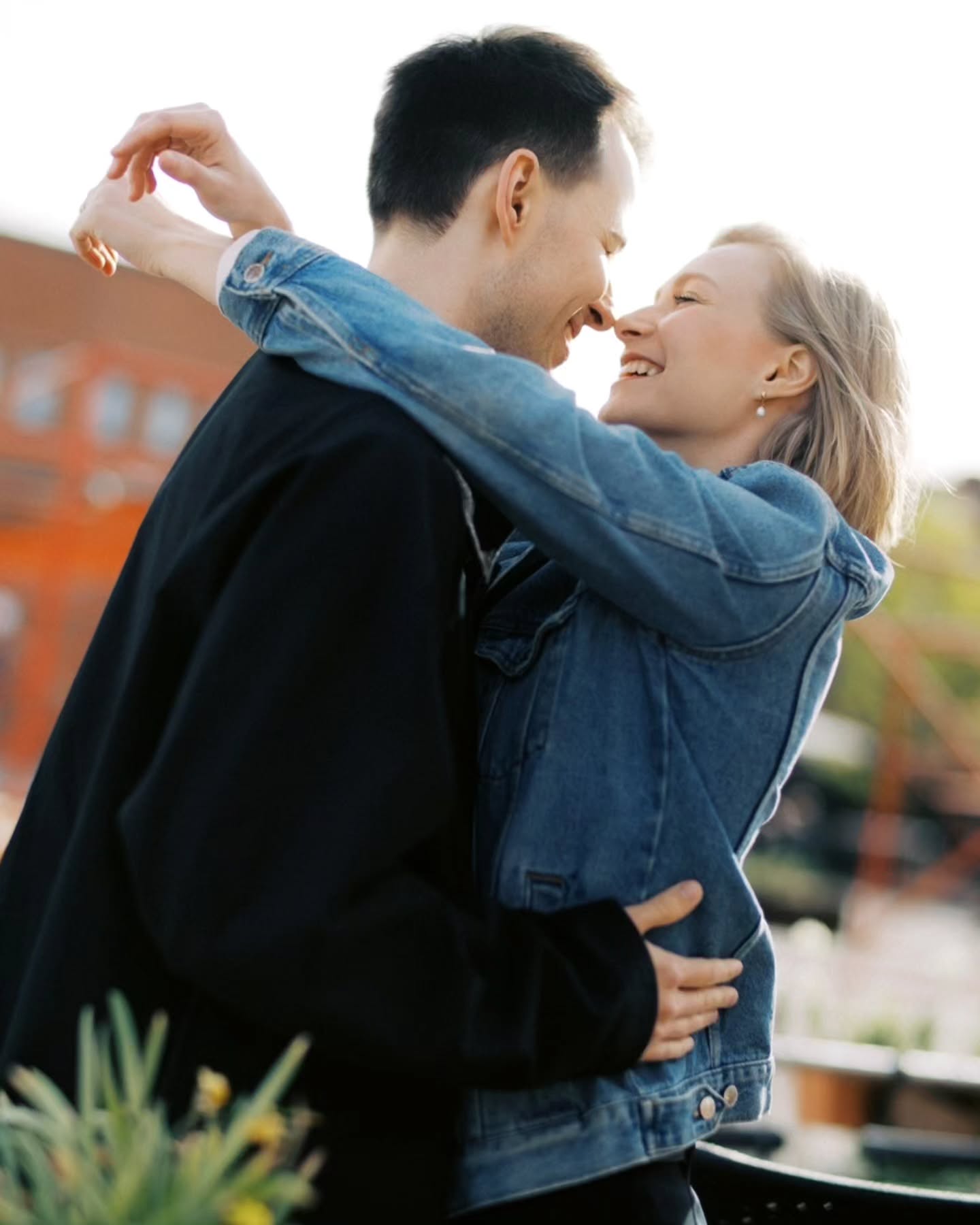 A relaxed couple session surrounded by Teurastamo's industrial charm and laid-back Helsinki vibes.
I've actually captured her graduation photos 10+ years ago, so it was so nice to see her after all this time! So in love and happy🥰
#hääkuvaajat #parikuvaushelsinki #coupleshootinfinland #coupleshootinhelsinki #finlandphotographer