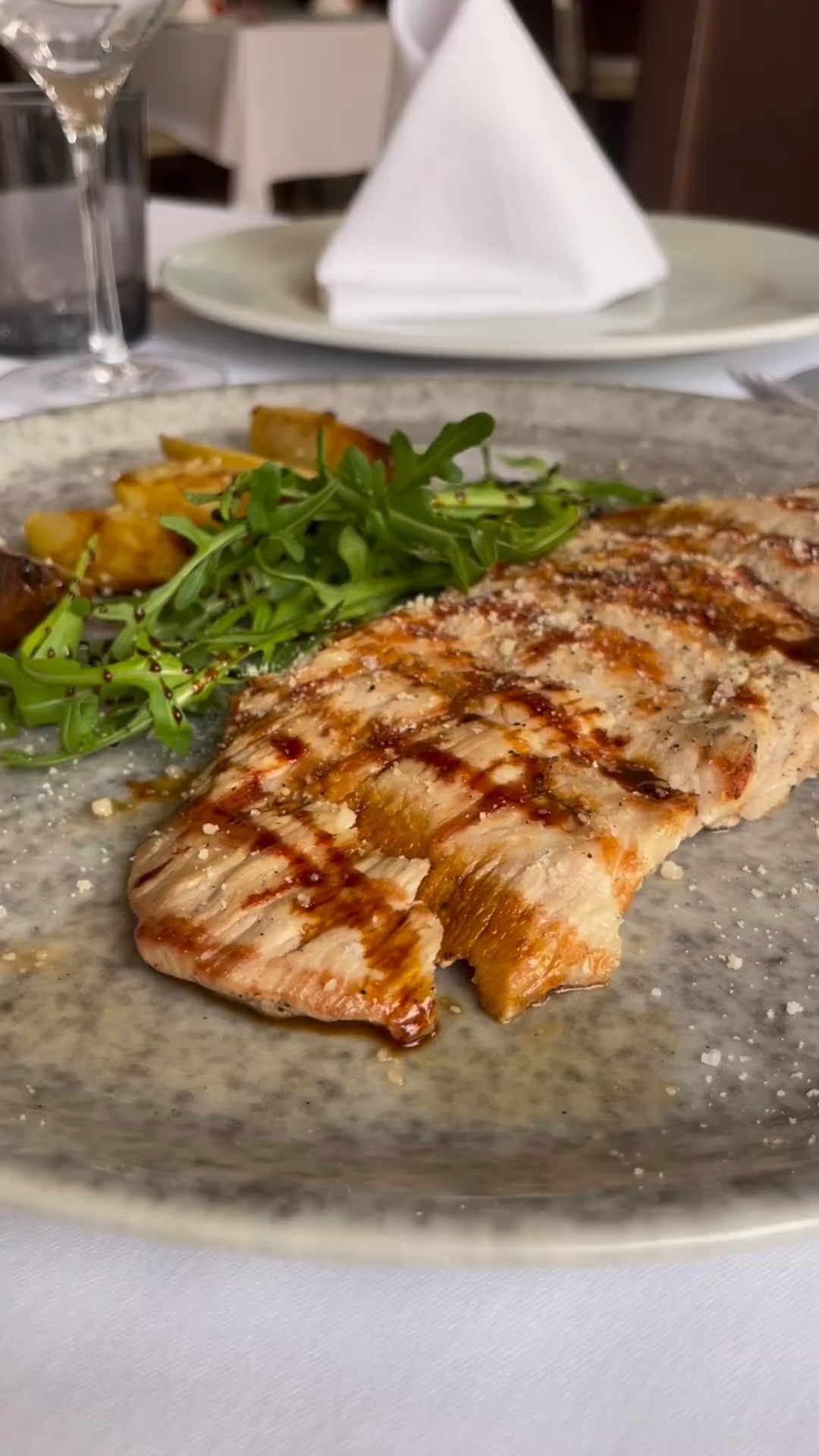 🥩🔥 Secreto ibérico a la brasa con parmesano y miel de caña
Una elaboración donde el fuego marca la diferencia.
El secreto ibérico, trabajado a la brasa, conserva toda su jugosidad y carácter, mientras el parmesano y la miel de caña aportan contraste, intensidad y equilibrio.
Un plato con personalidad, pensado para quienes disfrutan del producto bien tratado y de los matices que nacen de una cocina precisa.
¡Ven y comparte buenos momentos con nosotros en El Soto de Vulcano!
El Soto de Vulcano 🔥
📍 Carril del Soto, 14. (Junto al paseo del Malecón)
📞 667 384 568 / 968 953 945
#SecretoIberico #Parmesano #MielDeCaña #ElSotoDeVulcano #CocinaDeFuego #CocinaDeProducto #MurciaGastronómica #Brasa #RestaurantesMurcia #ReservaYa