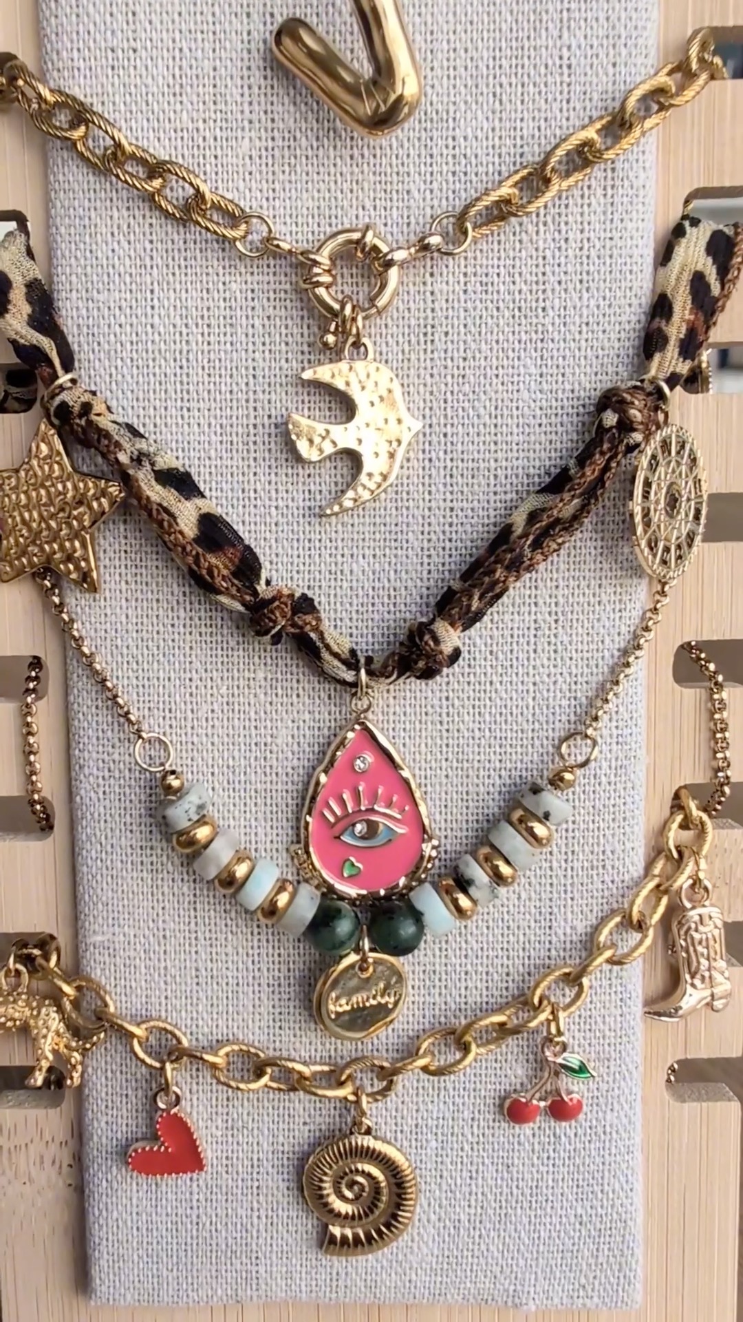 L’atelier bijoux 🌸
Tu en as entendu parler ? Depuis un mois, tu peux créer à l’atelier ton bijou unique, celui qui t’accompagnera tout l’été ! ☀️
Collier, bracelet ou broche, il y en a pour tous les goûts 🤩
Tu peux venir quand tu veux du mercredi au dimanche inclus !
Alors, tu es plutôt team Valérie avec les perles naturelles ou team Solène avec les charms ? ✨
#tours #bijoux #ateliercréatif #creative #charms #perlenaturelle