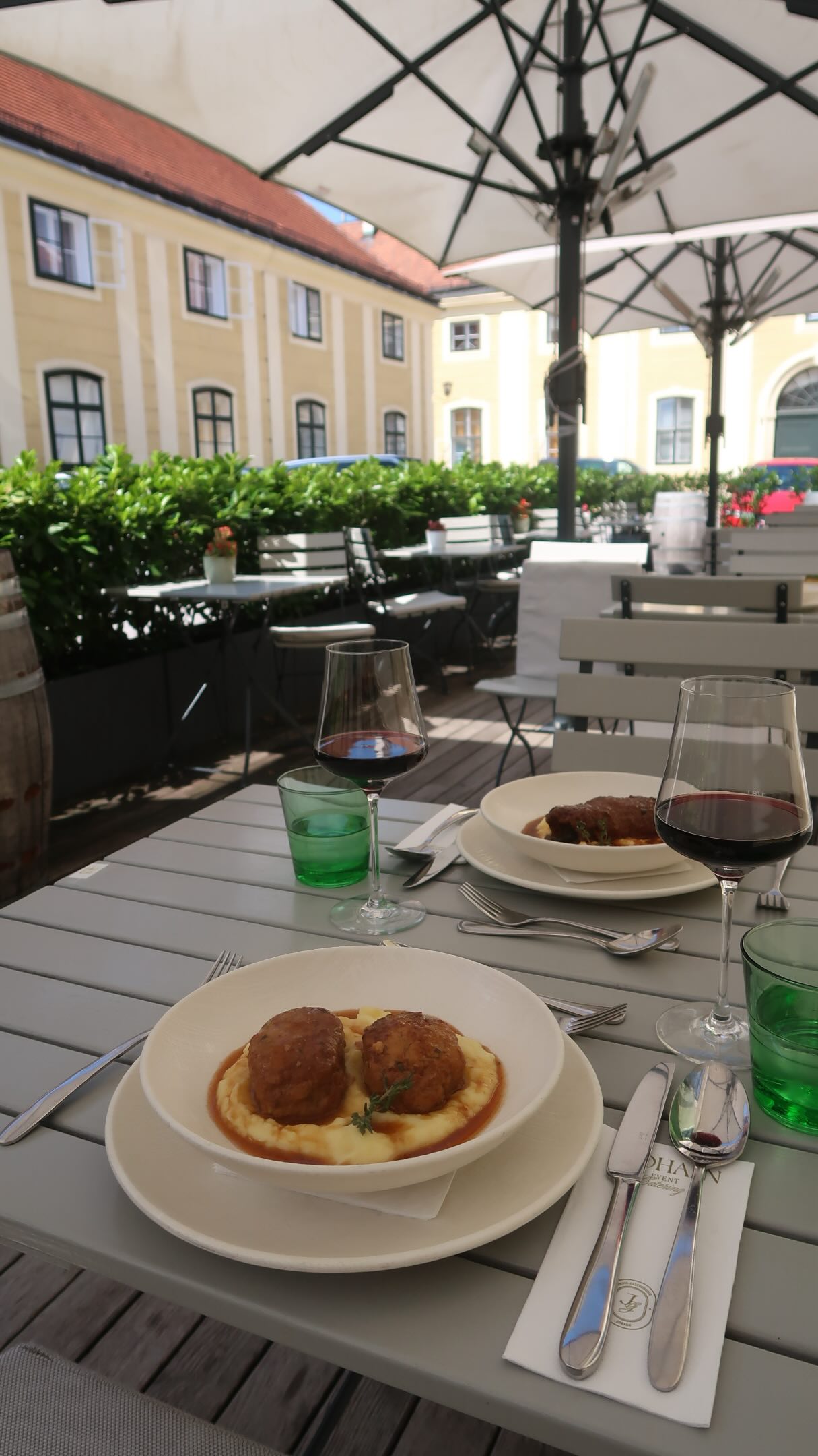 Wir haben jetzt Burrata auf der Karte 🤍 Team Mozzarella oder Team Burrata?