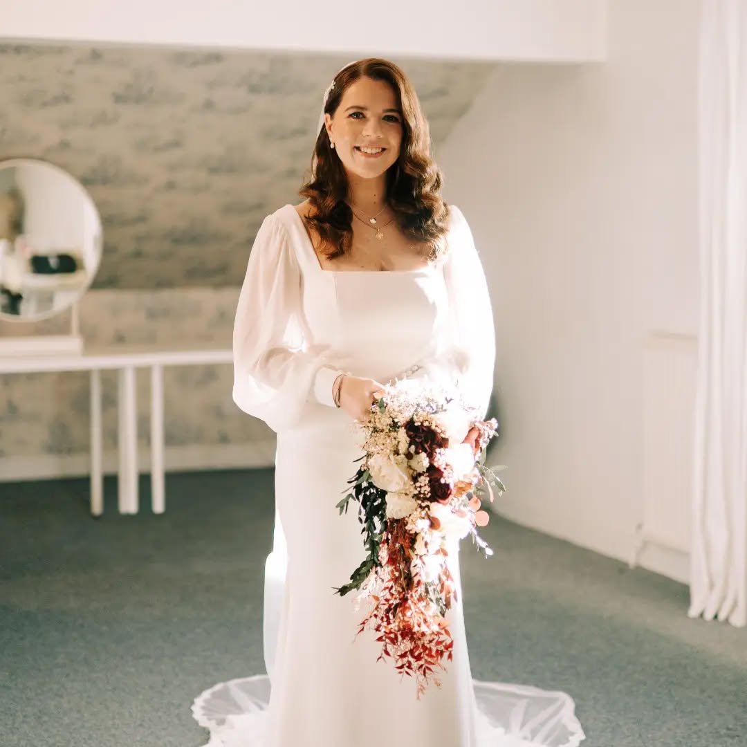 A beautiful wedding 😍 congratulations to you both🎊.
I put these flowers together last year .Lovely seeing the photographs of thier special day.
Amazing photographs by @clarerobinsoncreative
#driedflowerwedding
#smallflorist
#christmasweddings
#driedflowerflorist
#driedflowerbridalbouquet