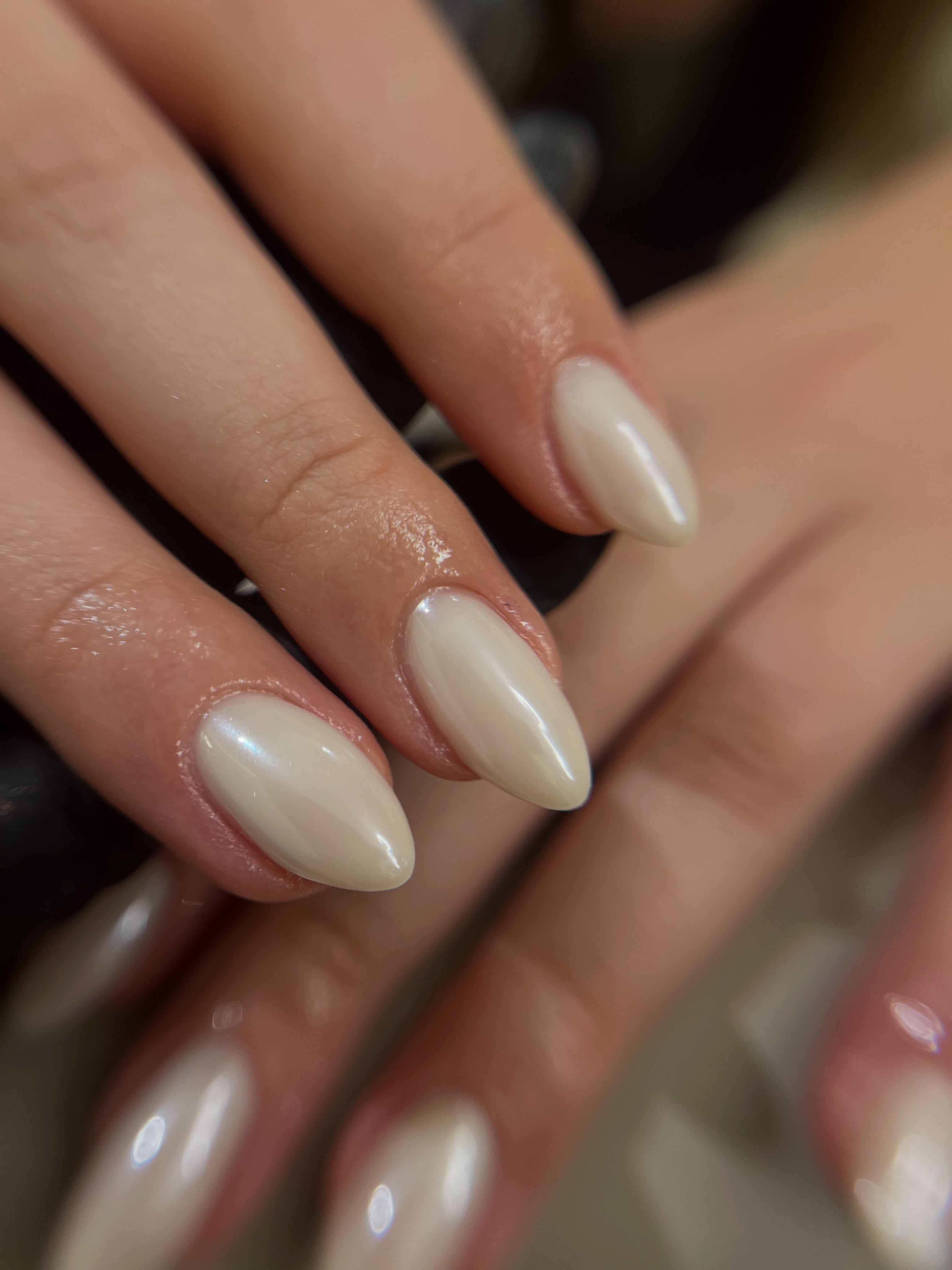 💍🤍 She’s in her Bridal Era…
Soft milky ivory, a timeless almond shape, and effortless elegance for your big day.
The kind of nails that never go out of style.
#TheGlowBarLDN #BridalNails #WeddingNails #BrideToBe #LondonBride