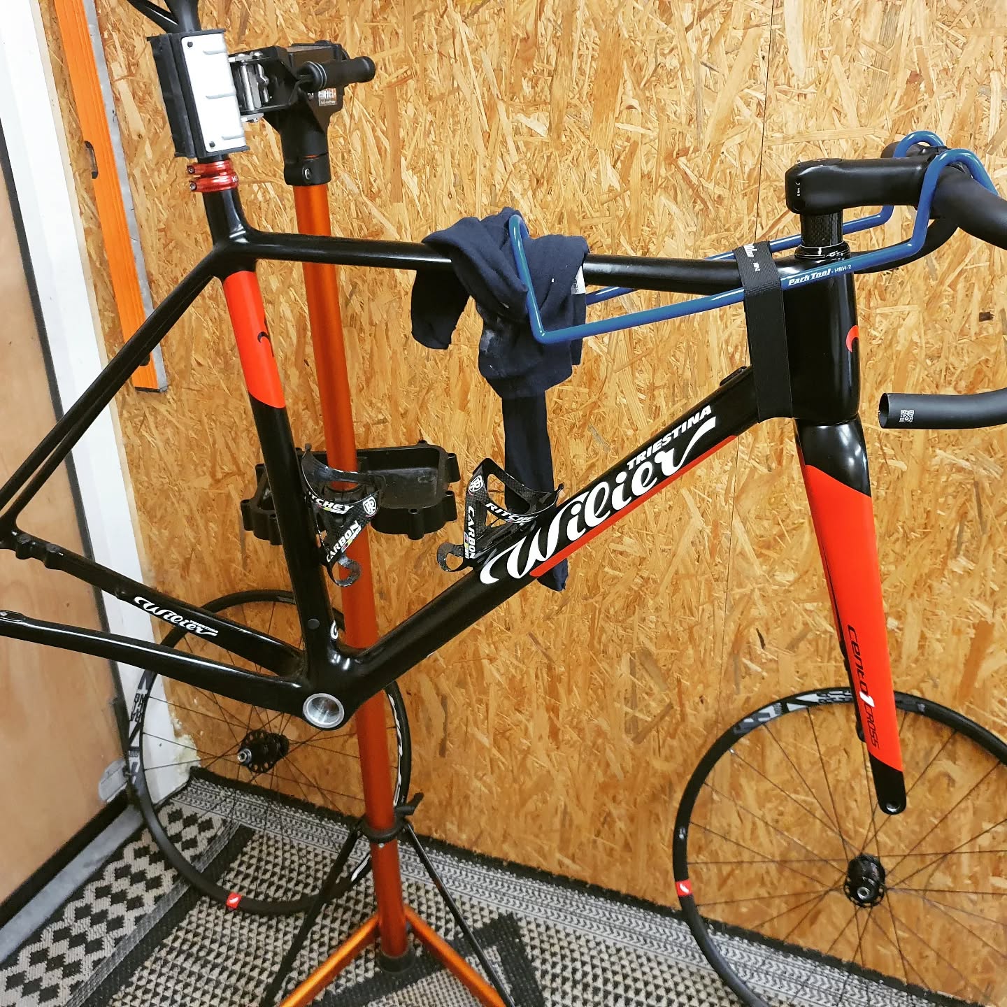 In de standaard een Wilier Triestina, framehoogte 56cm, hangt te popelen om te worden opgebouwd 😎 Cyclocross, gravel, race; deze fiets heeft snelheid en is niet bang voor een beetje modder... full carbon en schijfrem-klaar > staat nog open voor invulling naar wens, mits je er op tijd bij bent⏰️
Interesse? Wees er snel bij en pre-order deze fiets!