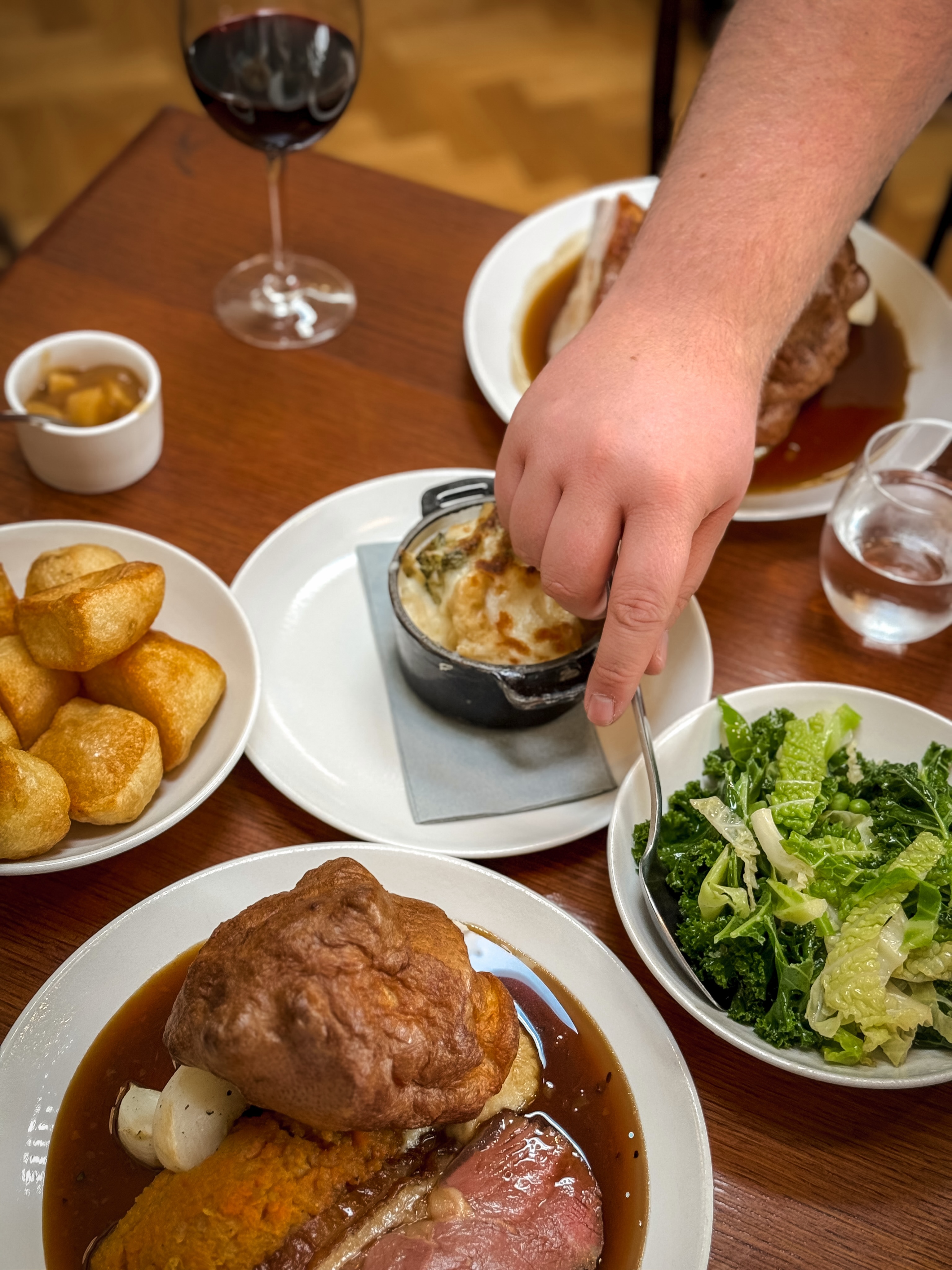 Leave the cooking to us today. Sunday lunch at The Queens is calling. 😍🍴