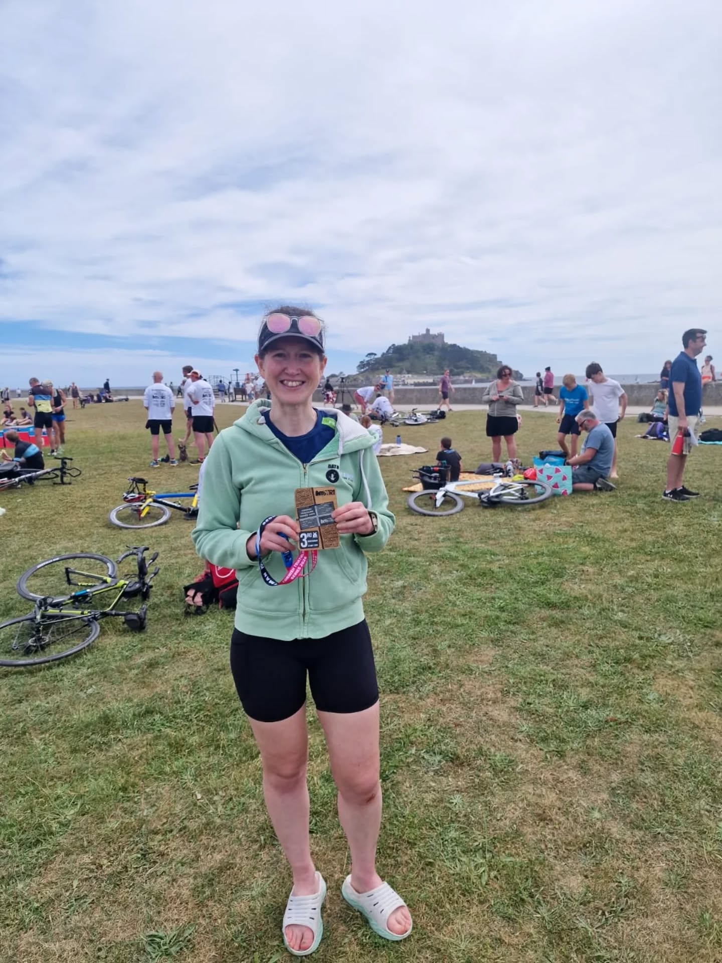 Straight back in the mix... 💪🏼🐸
@claireybloomers raced today in Cornwall at the Kernowman, Middle Distance! 🌽🐑😜
After an extended time out from Triathlon, she came home in 7th overall and 3rd female in her age group! Get in!! 🥳
She was last seen with a pint of 'recovery juice'🤥 🫣 and a great view...!! 🤩 Well done Claire... 🥳
#swimbikerun #kernow #backatit #bathamphibians