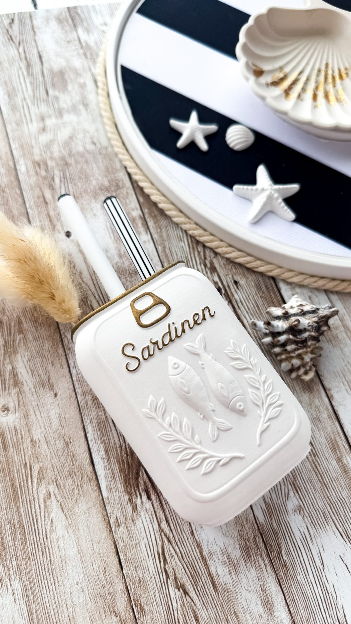 Werbung | Sardinendose als Dekovase
Können wir mal bitte über diese wunderschöne Form sprechen - ich bin verliebt 🥹❤️
Sie hat eine handliche Größe, einen stabilen Stand und lässt sich auf so vielseitige Arte und Weise verwenden. Fürs Entformen braucht man etwas Geduld, aber man wird auf jeden Fall belohnt!
✨ Tipp: Gießmasse in Etappen einfüllen und zwischendurch schwenken und klopfen.
Ich habe Keraflott als Gießpulver verwendet. Wenn ihr aber z.B. mit GiessMalFix gießt - dann könnt ihr sie sogar als kleine Vase nutzen - ist das nicht toll 🤩
Mit einem Goldmarker habe ich noch ein paar Akzente gesetzt.
Alle Materialien findet ihr bei @allesfuerselbermacher ❤️
💌 Kommentiert gerne mit „Sardinen“ und ich schicke euch den Link direkt ins Postfach.
#diy #handmade #selbermachen #homedecor #raysin