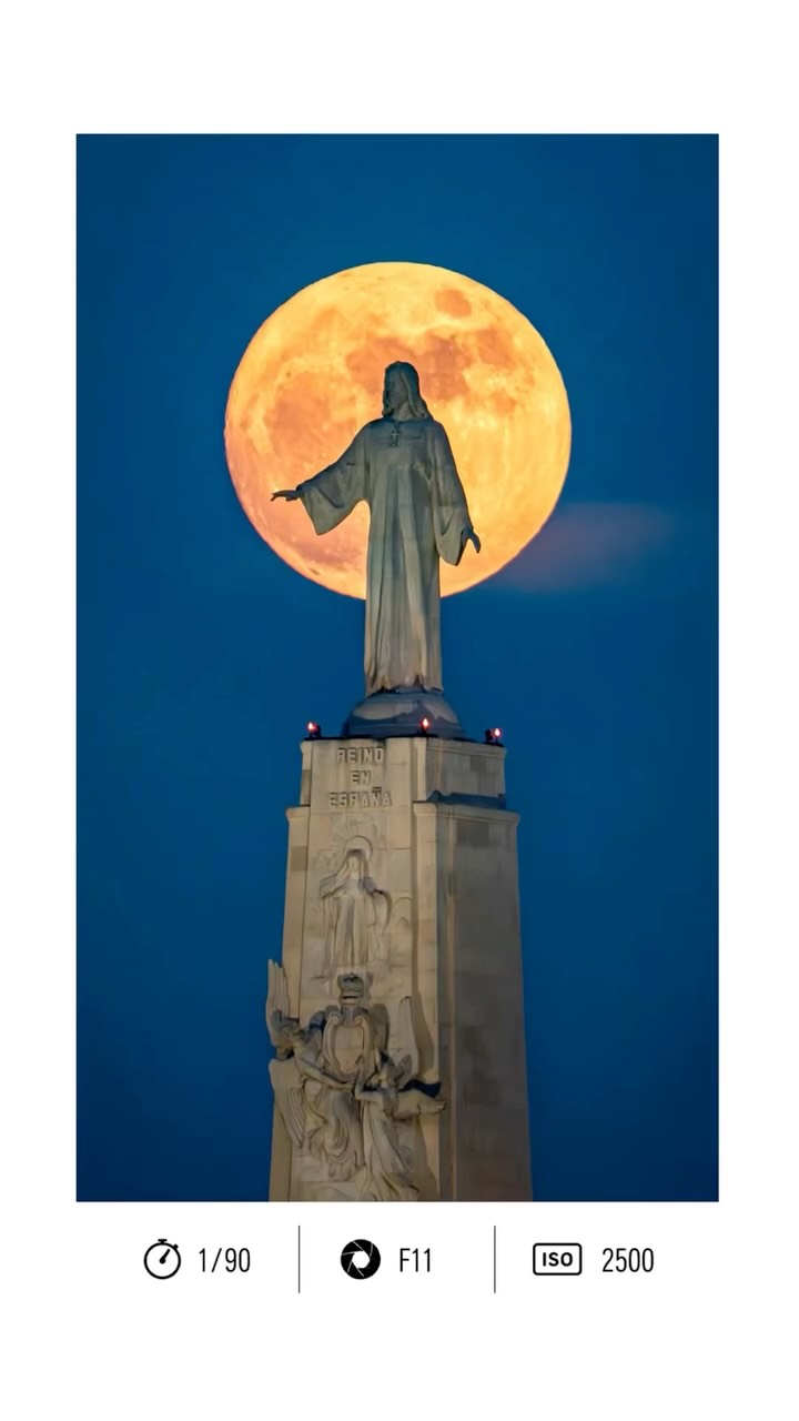 Cuando la fotografía y la astronomía se dan la mano, ocurren cosas como esta.
El sábado salí con los alumnos de ICONO para una práctica muy especial: alinear la salida de la luna llena con el Cristo del Cerro de los Ángeles. Una imagen que dura apenas unos segundos y que solo es posible gracias a una buena planificación.
La fotografía muchas veces no consiste en estar en el lugar adecuado por casualidad, sino en imaginar una imagen, planificarla y trabajar para hacerla realidad.
Y cuando finalmente la luna aparece exactamente donde la habías previsto, entiendes por qué merece la pena cada minuto de preparación.
Fotaza del alumno @jose.mari70
#tipsdefotografia #clasesdefotografia #fotoscreativas #luna