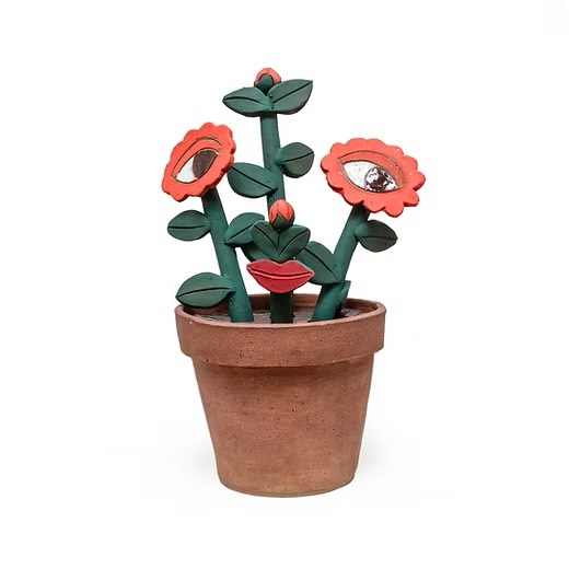 Mother's day is behind us but we still have lots of beautiful work from the flowers show, like this inquisitive little fella from @sculptoratwork 🌹🌸
And many more by Alondra, a former resident at @coreclay 🫶
#cincinnatismallbusiness #ceramics #pottery #ceramicstudio #artgallery