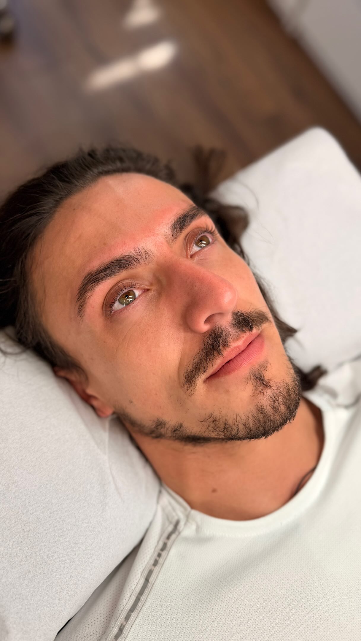 Me just casually blinding everyone after forcing them to keep their eyes closed for an hour then opening to 12 bright lights 🤭🤭
A subtle Brow Wax & Tint and a Lash Lift with brown tint for my fave @thesoulyogi