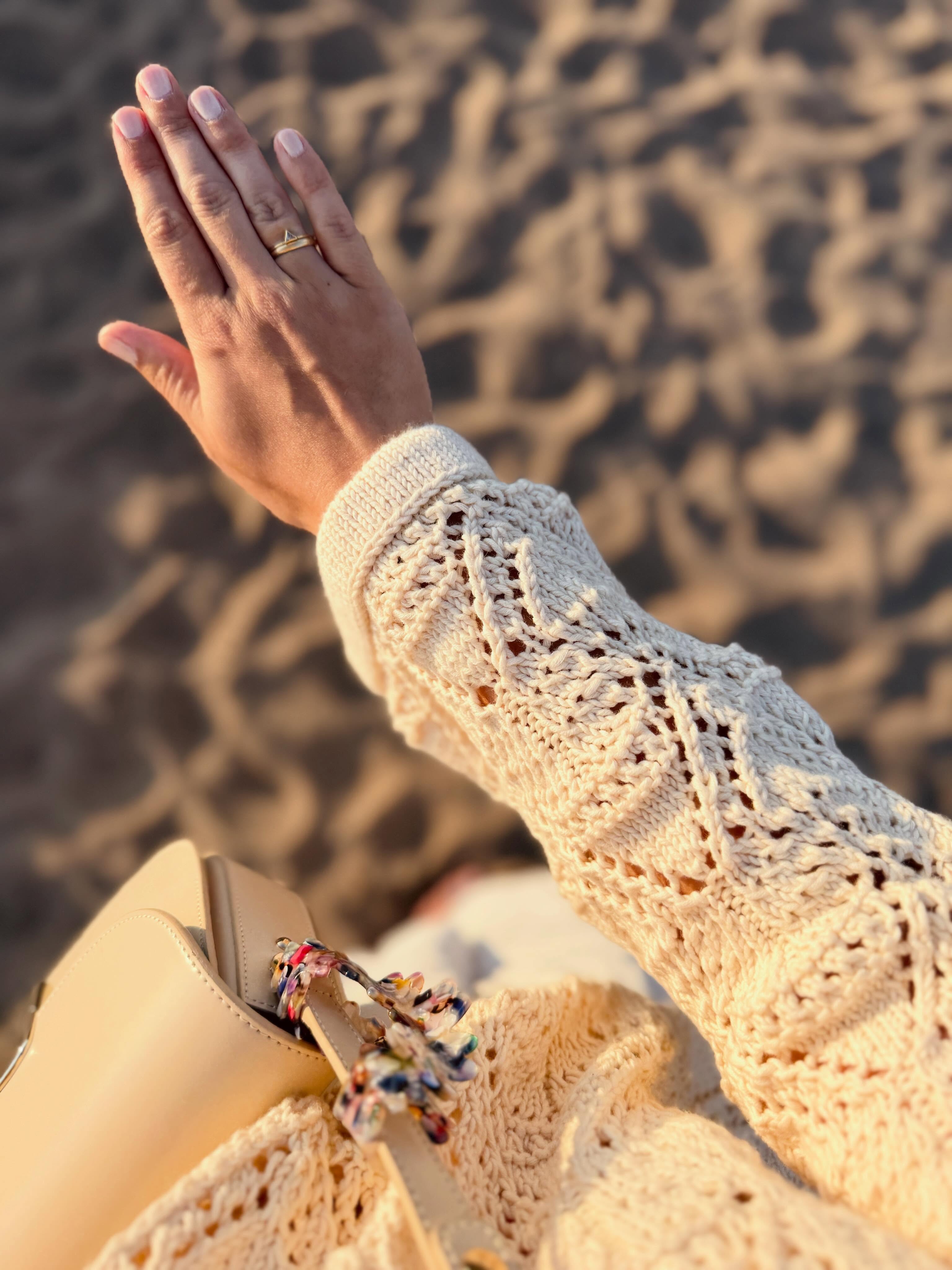 About my favorite summer sweater of last year 🥰 it’s still going strong in this years summer wardrobe of mine and I cannot wait to add the top version to the Rodolphe collection ❤️
.
.
.
Pattern by me - Rodolphe Sweater - and available in German, French, Danish and English on my website and Ravelry ✨
.
Yarn: The Cotton in Natural by @weareknitters
.
Advertising
.
#knitting #knittingaddict #stricken #strickenmachtglücklich