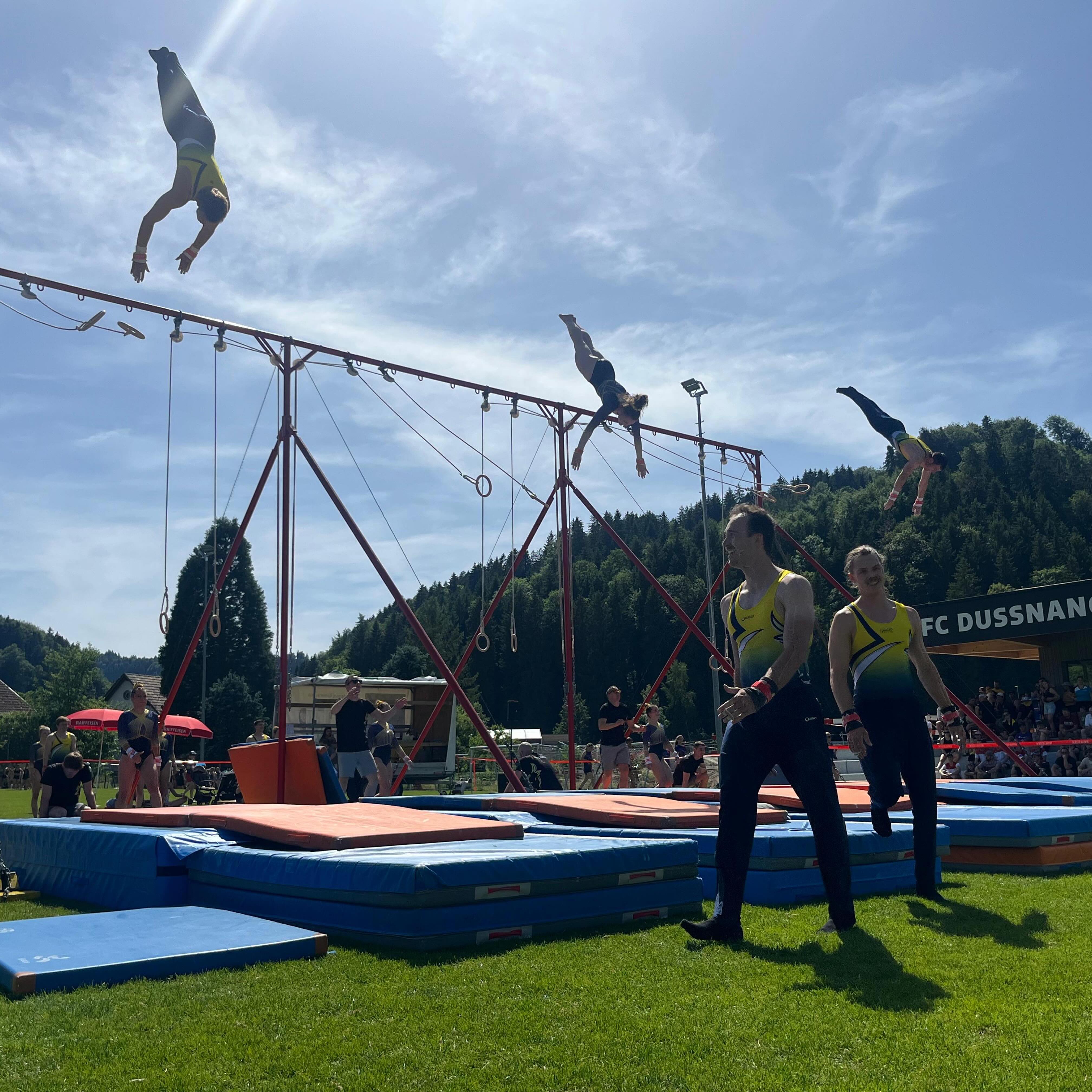Einmal mehr durften wir am vergangenen Samstag mit dem @tannzapfe_cup in die Saison 2026 starten. Das Team Aerobic zeigte eine gute Leistung, welche mit der Note 8.88 und dem 21. Rang goutiert wurde. Am Barren und den Schaukelringe konnten die neu einstudierten Programme nicht wunschgemäss abgeliefert werden. Die Noten 9.17 (BA) und 8.95 (SR) sprechen für sich. Es reichte zum siebten bzw. neunten Rang. Nächster Halt -> @appenzeller_kantonalturnfest. Bevor die Tür für immer schliesst, durften wir den Sonntag noch ein letztes Mal in unserem Stammlokal Restaurant Mühle verbringen - vielen Dank Margrith für all die schönen Stunden welche wir bei dir verbringen durften, sie werden uns für immer in bester Erinnerung bleiben.
.
.
.
#tvschattdorf #mehralsturnen #turnenverbindet