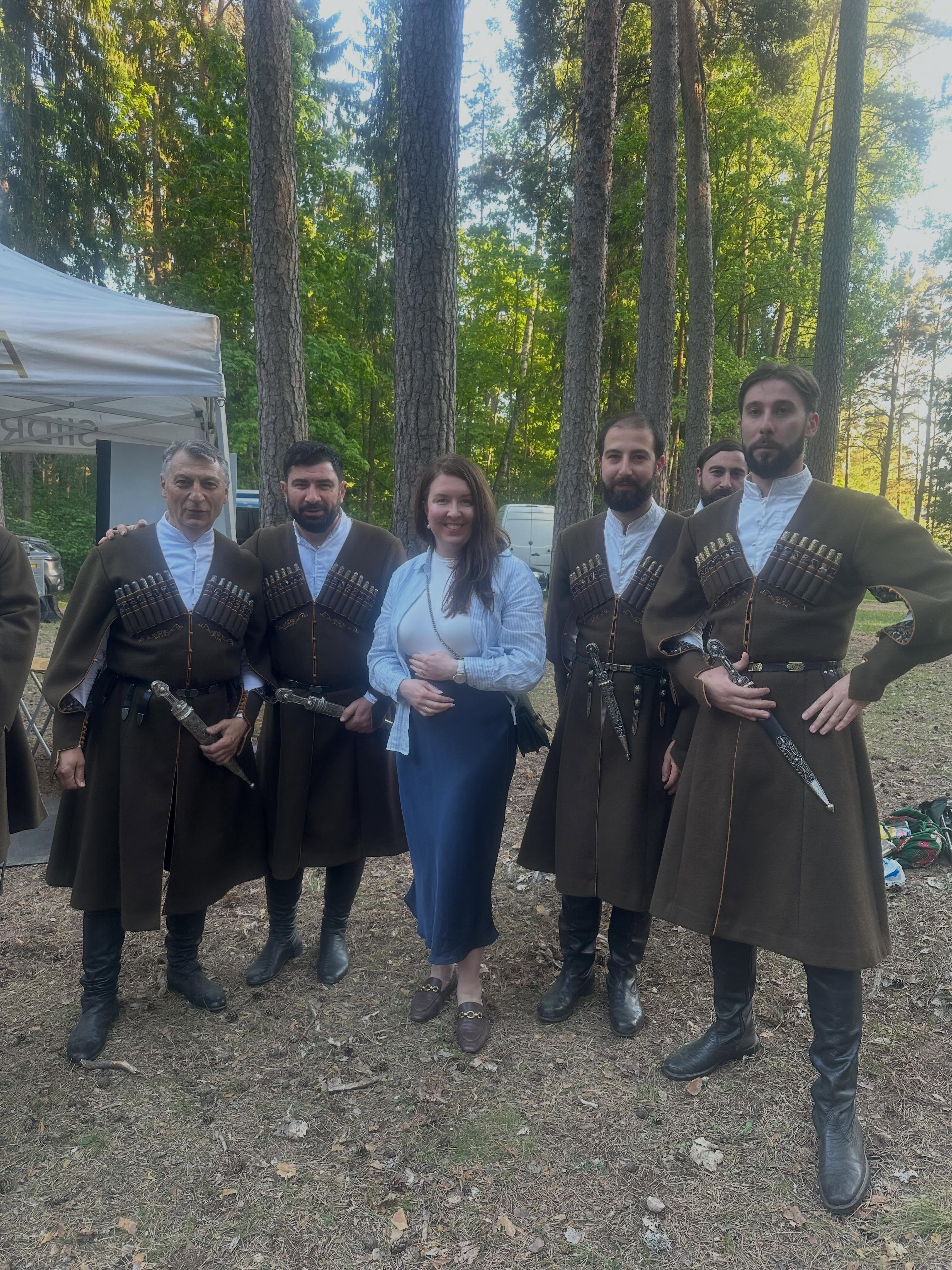 Kultuurse Mai kokkuvõte. Nii palju erinevat kultuuri ühes kuus ei mäletagi. Algas see kauaoodatud kultuurireisiga koos reisisõpradega Istanbulis. Palju kultuuri sai kogetud koduvallas Kastres - Meestelaulupäeval, kus esines lisaks kohalikele ka Estonia poistekoor ja külalised Gruusiast; tantsisin õiget kaera-jaani Kaera-Jaanil Võnnus, laulsin kalli KIHKOga Jugari aias, kust edasi viis tee sama kambaga ERMi, kus meile oli spetsiaalselt võimas lava ehitatud, et ette kanda esmakordselt kaebekoor, mis spetsiaalselt meile loodud. Palju kultuuri pakkusid oma lapsed erinevatel tantsu- ja võimlemissündmustel ning koorilaulu ja pillimänguga (Kuldne karikas, Tartu võimlemispidu, Tammelinna kogukonnapäev) ning toetasime Balmaxiga võistlustantsijate auhinnafondi ning kutsuti sellestki ilust osa saama. Karlova kohvikutepäev on saanud traditsiooniliseks koos õhtuse järelpeoga :) Ahjaa… üle pikkade aastate sai Tartule korvpalli finaalmängul kaasa elatud… Elagu kogukonnakultuur ja aktiivne eluviis. Nojaa ikka rattaga, kuhu võimalik. #kogukond #kihko #lapsed #kastre #kastrekas