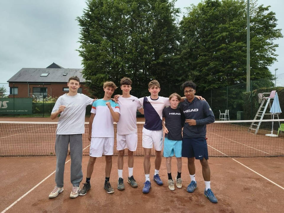 Ce week-end marquait le début des interclubs pour les petits mais aussi pour les moins jeunes 🔥🤩 Beaucoup de premiers matchs pour nos petits et déjà pas mal de victoires 👏🎾 Merci à tous pour le bonne ambiance et vos sourires ! Ça fait plaisir à voir😍