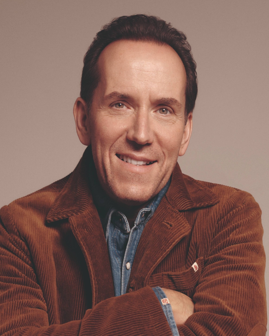 📣 2026 Starting Line-up Announcement 📣
We are delighted to be welcoming these fantastic authors in September! 📚
Comedian, actor and author, Ben Miller, the original star of the popular TV show Death in Paradise, and writer, Robert Thorogood, creator of the hit drama, will join us to discuss the success of the series, the appeal of the murder-mystery and the lasting legacy of Agatha Christie. We’ll also have the Queen of Shops, Mary Portas; BBC Newsreader, Sophie Raworth; colourful actress and singer, Su Pollard; host of Dogs Behaving (Very) Badly, Graeme Hall; actor and broadcaster, Caroline Quentin; angler, explorer and host of River Monsters, Jeremy Wade; Escape to the Country presenter Jules Hudson; Labour grandee, Baroness Margaret Hodge and novelist & presenter, Dawn O’Porter. 🏡 🐟 ✍️ 🎭 🐶 🛍️ 🎬
Returning to the stage will be Festival patrons Ann Cleeves, Jeremy Vine & Tanya Landman, beauty and wellness entrepreneur, Liz Earle; BBC security correspondent, Frank Gardner; author & filmmaker Damian Lewis and the nation’s favourite poet Pam Ayres. 🧘♀️ 🎥 📺 📕
Others in the line-up include Tim Marshall, Oliver Bullough, Amy Jeffs, Iain Dale, Claudia Hammond, Esther Ghey, Peter Ricketts, Gilly McArthur, Clare Leslie-Hall, Shehan Hettiaratchy and even more names to be announced in the coming weeks and months! 💫
Tickets will be on sale for Friends of the Festival on Fri 24 July & on General Sale on Sat 1 Aug. 🎟️
Friends Membership for 2026 is now available, which offers priority booking and other great benefits! Visit appledorebookfestival.co.uk for more details ℹ️
📸 Ben Miller (©Arved Colvin-Smith), Dawn O’Porter (©Toby Madden), Frank Gardner (©Kin Ho); Mary Portas (©Linda Nyland), Sophie Raworth (©BBC)