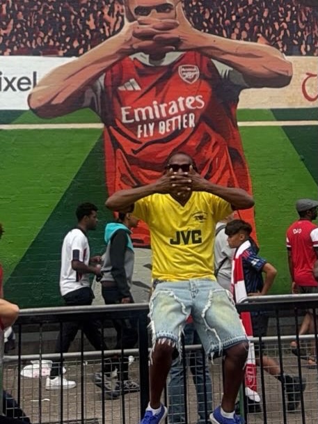 Champions of England we know who we are..🏆🏆🏆🏆
I had a great day out with my kids & their friends & every creed, colour & race..
my son stood on the top of a bus shelter & filmed Rice & Saka bigging him up🏆🏆🏆