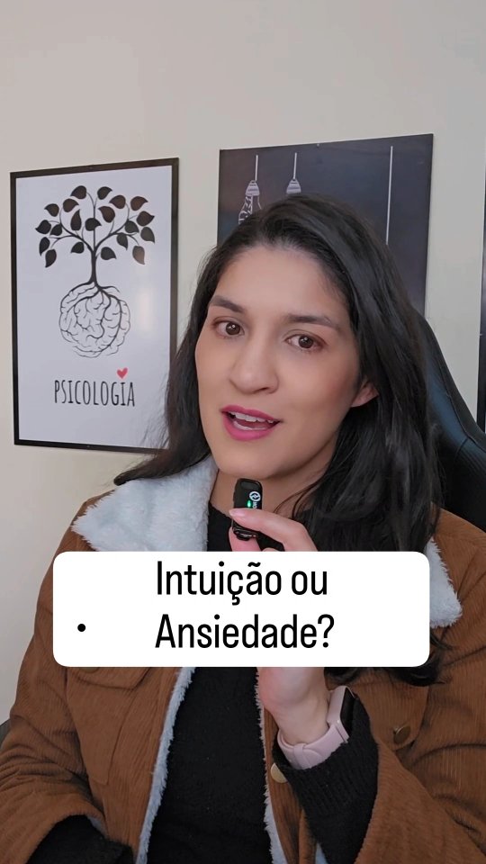 Você já percebeu como a ansiedade faz pensamentos parecerem “avisos”?
“Vai dar errado.”
“Tem alguma coisa estranha.”
“Isso não tá me cheirando bem…”
E aí você começa a acreditar que isso é:
→ intuição
→ pressentimento
→ ou uma previsão real
Mas muitas vezes é só um cérebro em alerta tentando prever perigos o tempo inteiro.
A ansiedade faz a mente confundir: POSSIBILIDADE com CERTEZA.
E quanto mais medo sentimos, mais nosso cérebro procura sinais de ameaça pra tentar nos proteger.
O problema é que viver tentando prever tudo deixa a mente cansada, hipervigilante e presa em cenários que nem aconteceram.
Uma coisa que pode ajudar nesses momentos é se perguntar: “Isso é um fato ou um pensamento alimentado pela ansiedade?”
Essa pequena pausa já ajuda o cérebro a sair um pouco do automático emocional.
E não se esqueça: pensamento não é previsão.
Ansiedade não é intuição 🤍