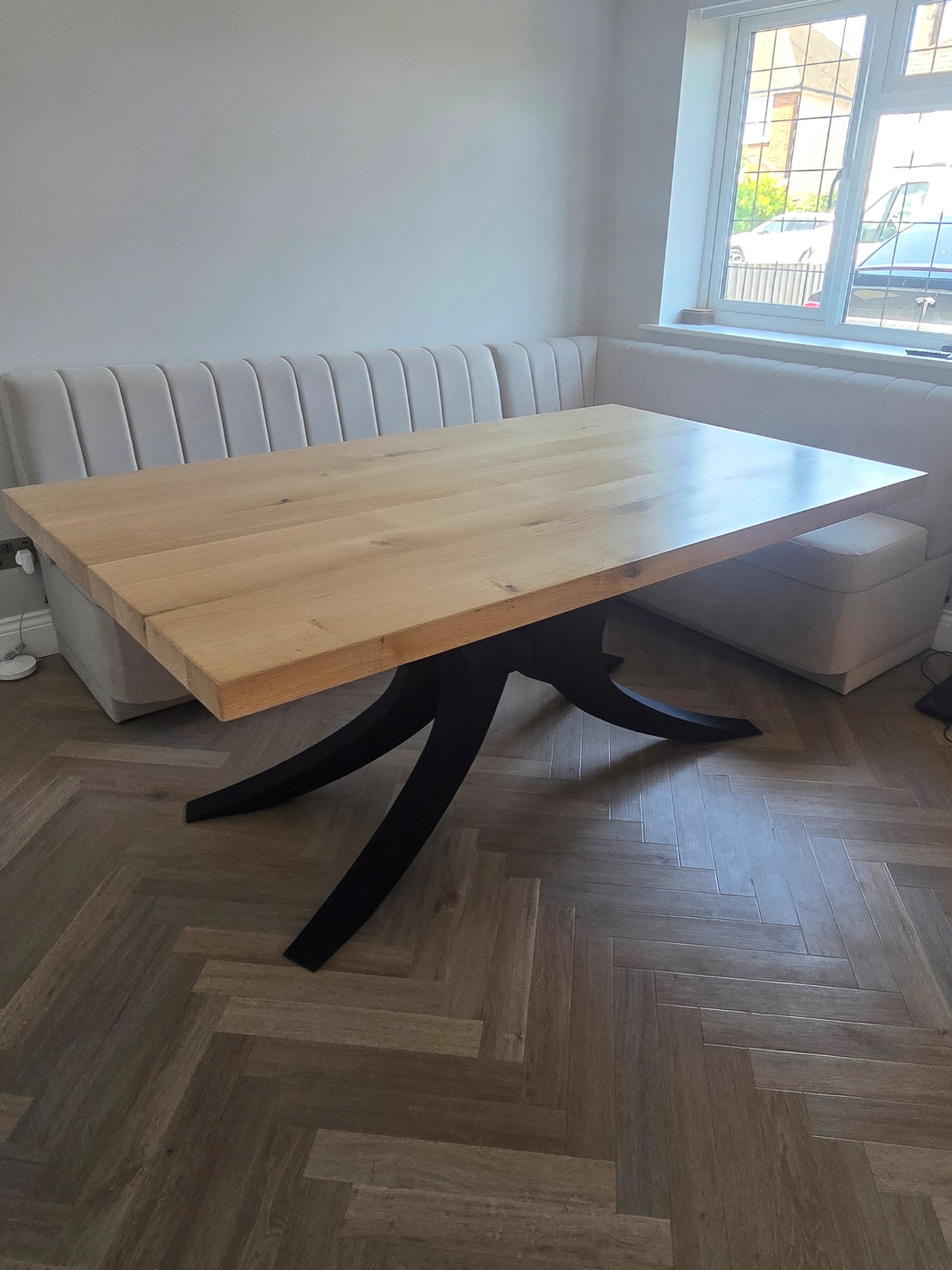 Love seeing our Arc Solid Chunky Pedestal shown in its new home. Beautiful colour pallet and fitted fabric bench.
#rccfurniture #solidoak #oaktable #madeinsheffield #pedestal