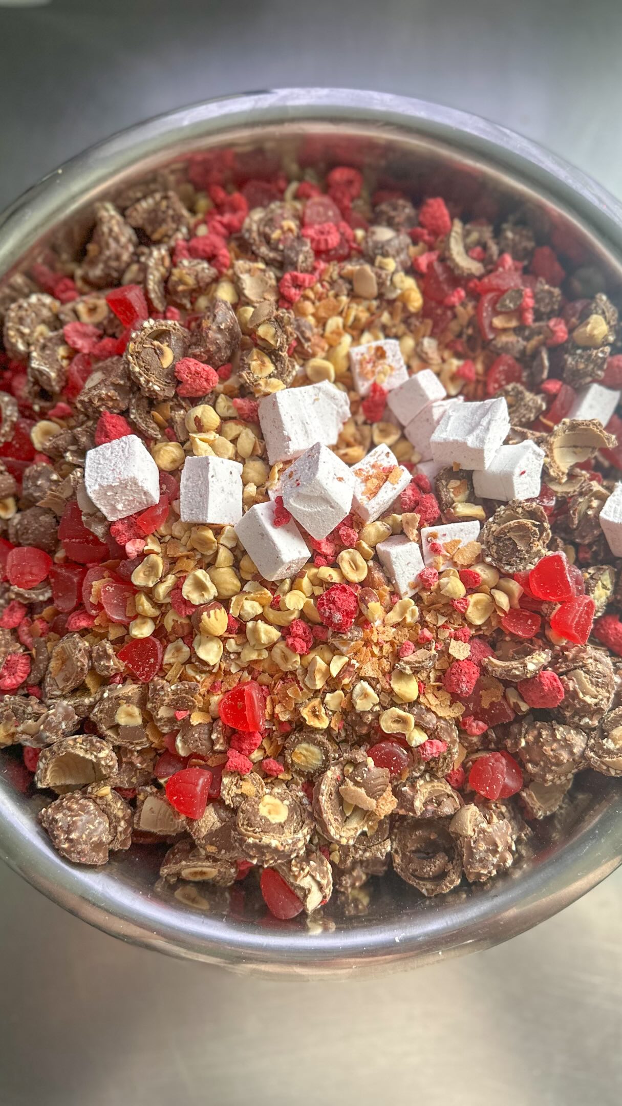 Of all our packaged treats we make this is my all time fav 🩷
Raspberry and hazelnut rocky road, packed with homemade marshmallows, Ferraro Rochers, hazelnuts, raspberries and more!
.
.
.
.
#canberrafoodie #bakerswannabake #rockyroad #chocolate #chocolatier