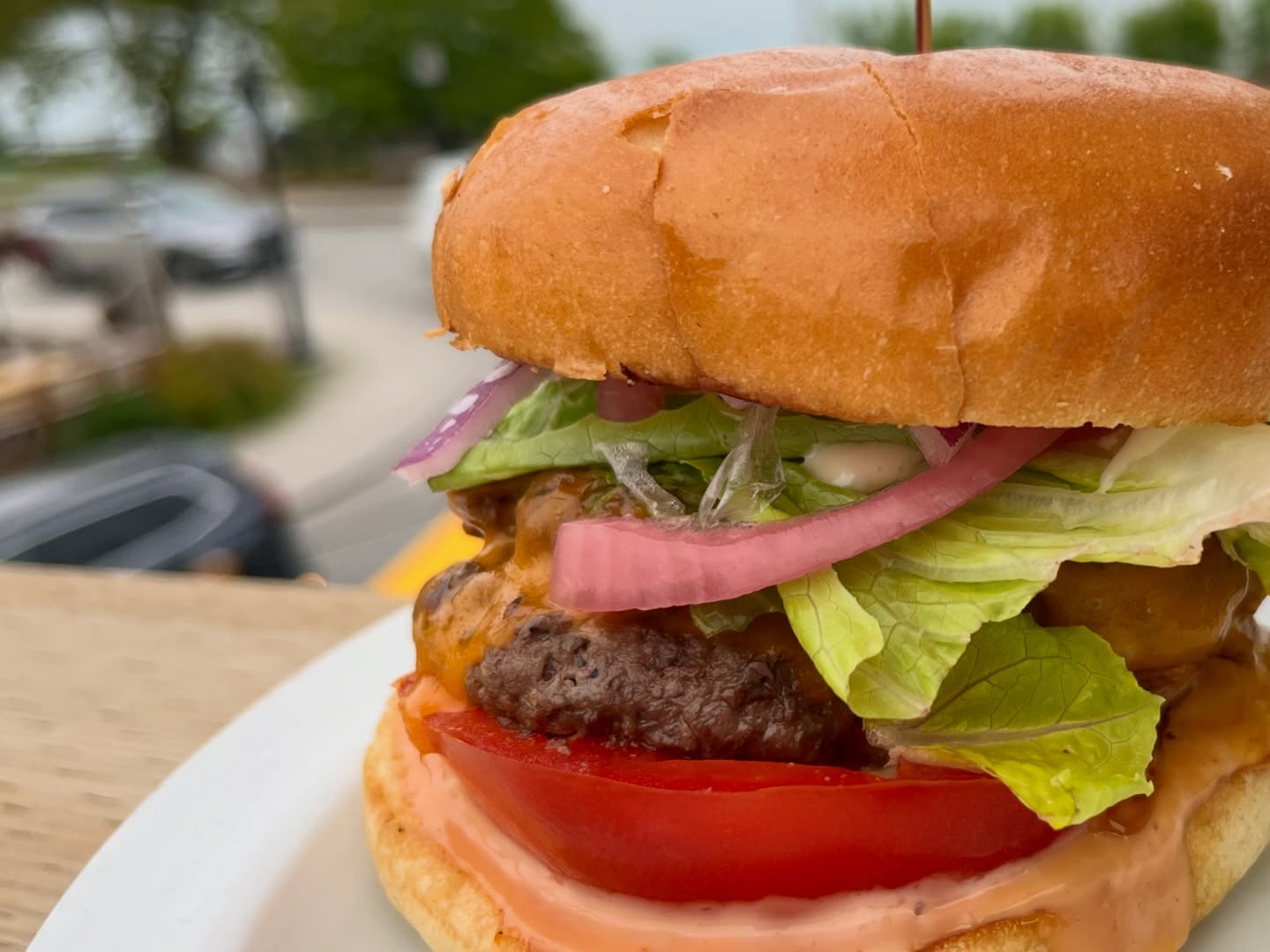 Burger Earle avec vue 🍔
Earle Burger with a View 🌿
A handcrafted burger, fresh ingredients, and one of the best riverside views in the region. Un burger artisanal, des ingrédients frais et l’une des plus belles vues sur la rivière de la région.
#EarleBurger #BurgerWithAView #RiversideDining #FreshIngredients #SupportLocalFood