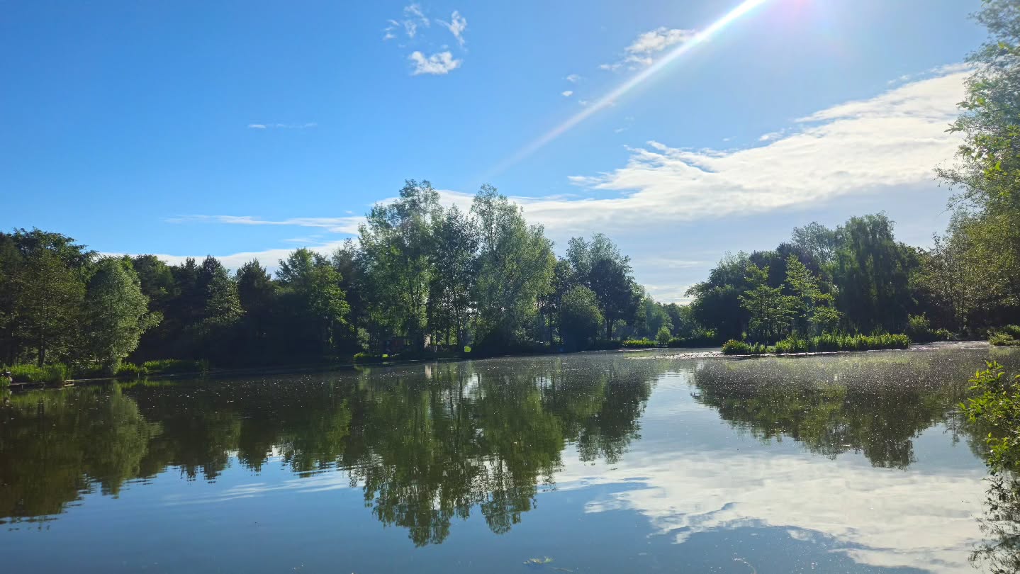 Glorious weather, calm waters, and a chance to switch off before the usual routine returns. ☀️🎣
#relaxandunwind #fishingfun🎣 #coarselake #troutlake #sundayreset