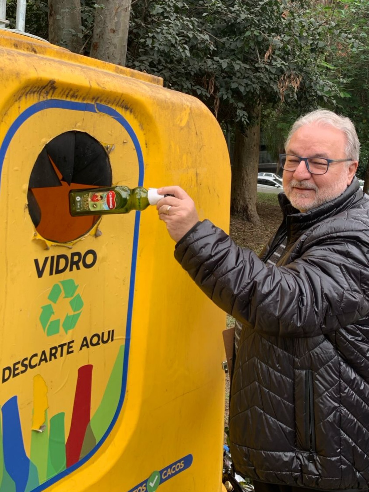 Na ACK, acreditamos que grandes transformações começam com pequenos gestos do dia a dia.
Hoje de manhã, nosso Presidente Laerth colocou o compromisso com o meio ambiente em prática ao levar embalagens de vidro até o ponto de coleta para reciclagem, garantindo que esse material ganhe uma nova vida útil.
Aproveitamos esse momento para conversar com os moradores e frequentadores da Praça Kant, realizando uma breve pesquisa para entender como podemos, juntos, cuidar ainda melhor dos nossos espaços públicos.
É gratificante ver que ações simples geram diálogos tão produtivos e nos enchem de esperança por um futuro mais sustentável.
#ACKSustentavel #PequenosGestosGrandeImpacto #GratidaoVerde #JuntosPelaPracaKant #PlanetaAgradece