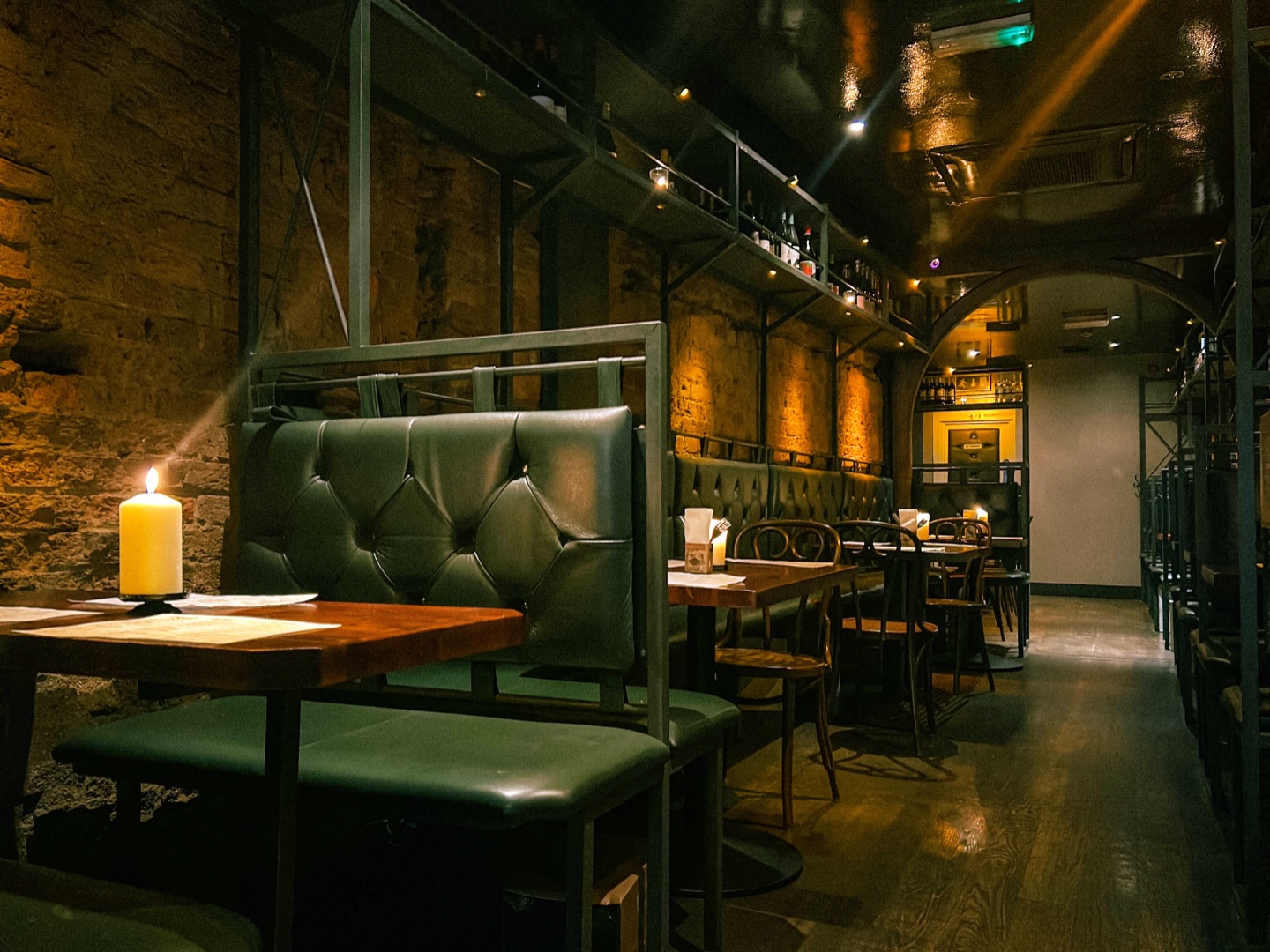 In the heart’s of London’s West End, the Port House London sets the scene for refined evenings. Book now via link in bio #theporthouse #tapasbarlondon #strandlondon