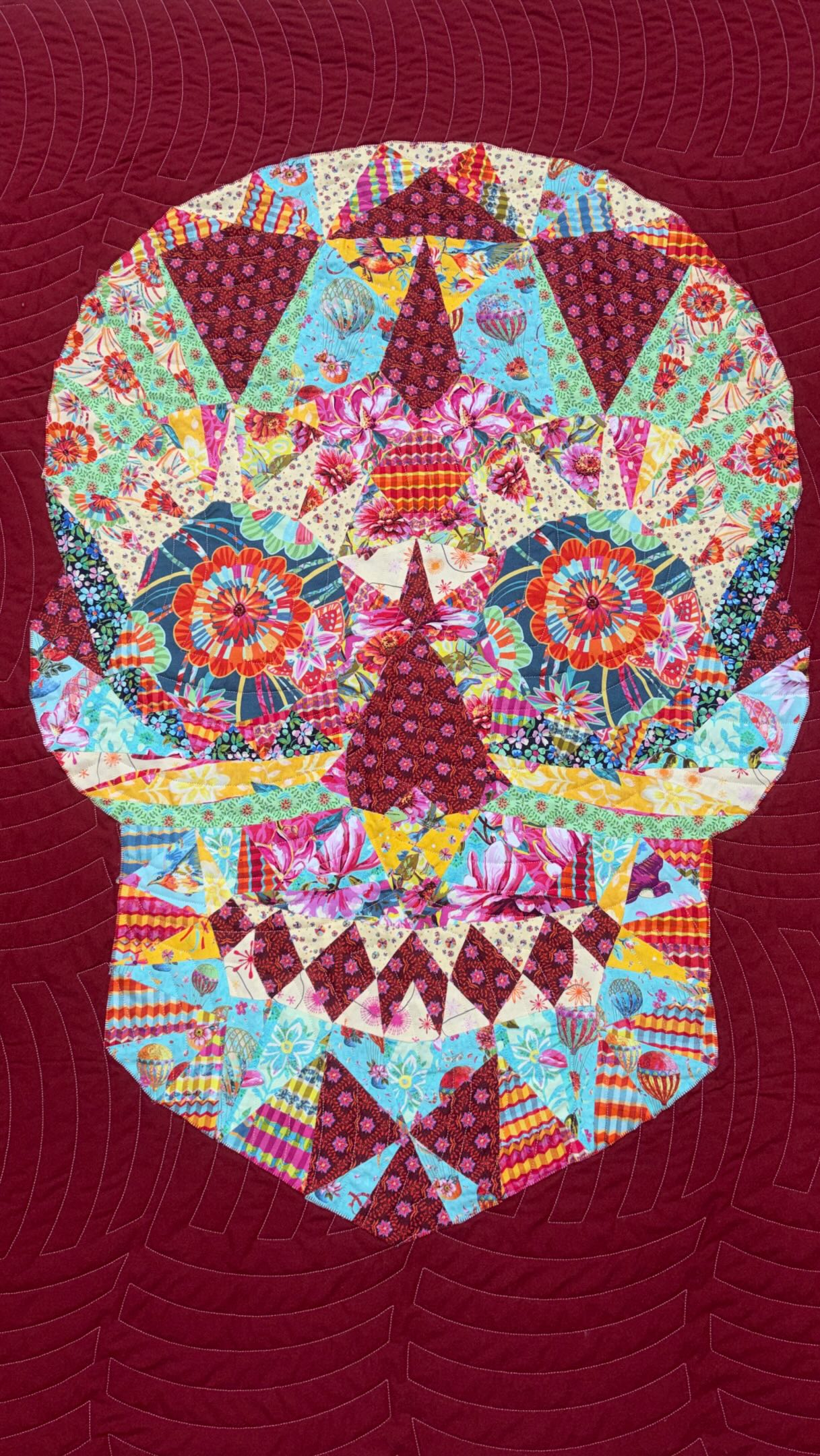 🪡🧵 CUSTOMER QUILT 🧵🪡
Stop scrolling and LOOK at this beauty!! Fresh off the frame and fabulously made by @carolyndoggett - The Watcher is now on my never ending “to make” list!
How fab is that fussy cutting in the eyes?! ❤️
🧵 Pantograph- Rollin’ Along
🧵 Thread - Glide in Bone by @habanddash
🧵Pattern - The Watcher by @libselliott
An EPP lovers dream for sure! ⭐️🌈
#longarmquilting #fussycutting #englishpaperpiecing #longarmquilter #quilt