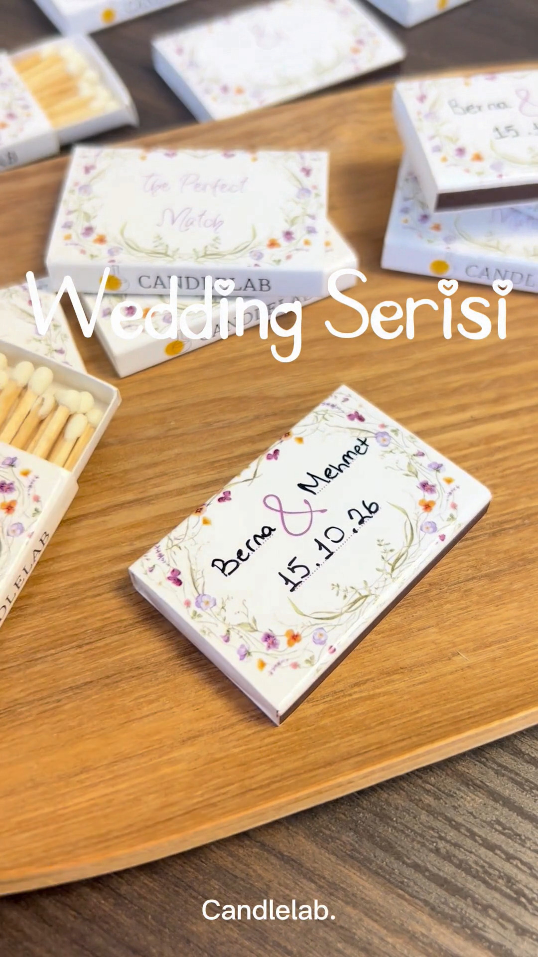 Bazen en güzel hatıralar en küçük detaylarda saklıdır...
Candlelab Wedding Matchbox Serisi ile tanışın!✨
.
.
Some of life's most beautiful memories are hidden in the smallest details...
Meet the Candlelab Wedding Matchbox Collection. ✨
#candlelab #düğünhazırlıkları #düğünhediyeleri #düğünpaketi #kişiselleştirilmişhediye