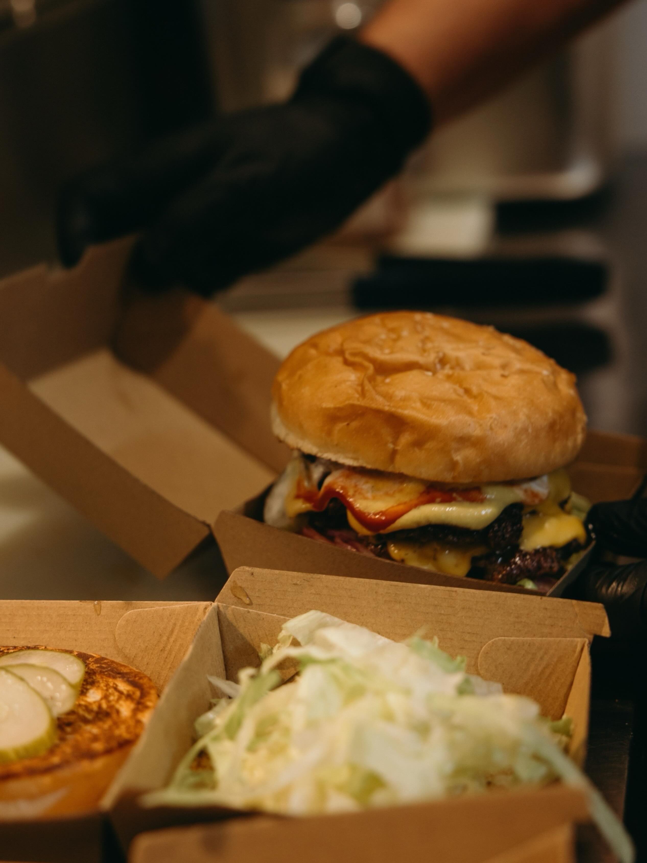 Fresh @hearthfire_bakery milk buns, cripsy skin-on fries and only the best of the best between the buns. Whats not to love? 😍
Open midday to 8pm, delivery from 5pm.
#burgerbar #burgers #bellingen #visitnsw