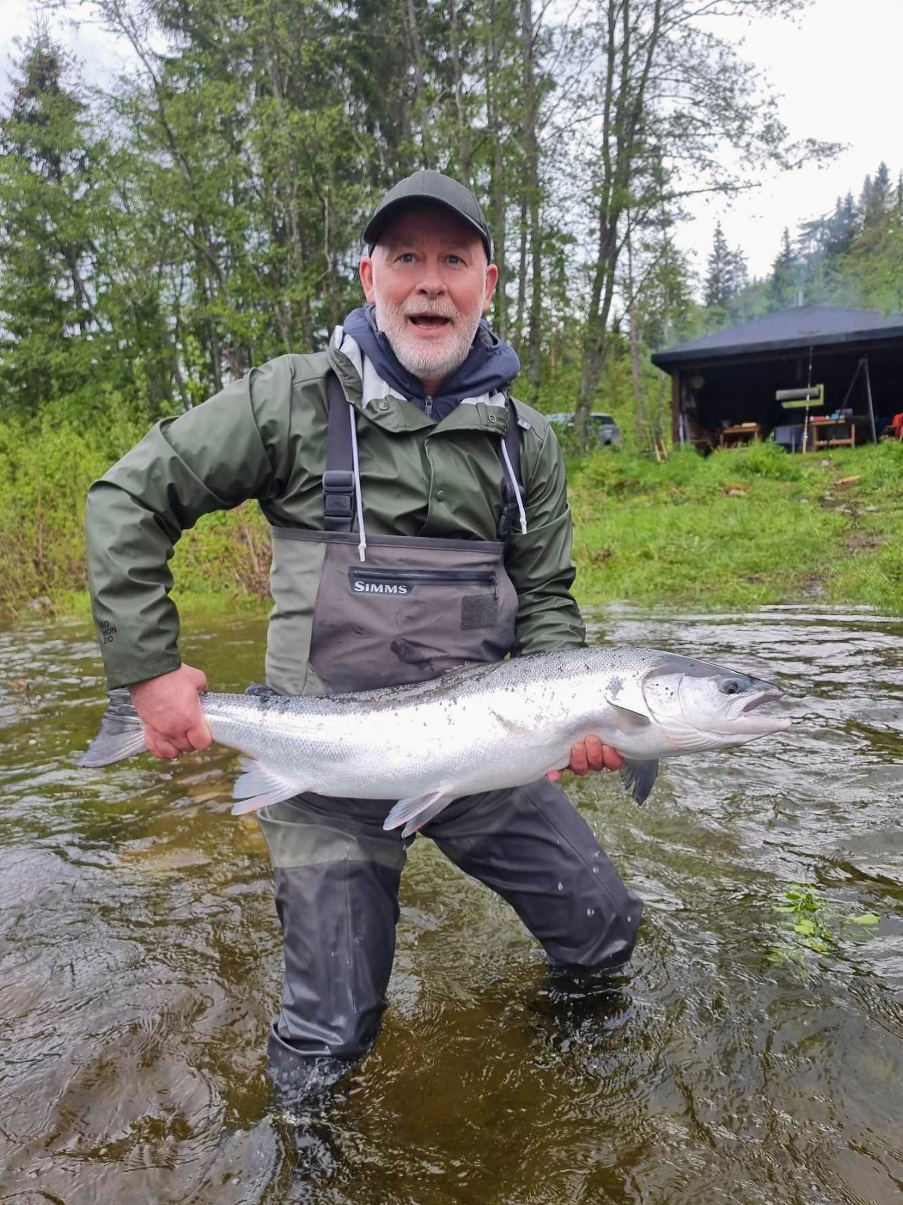 Many have asked if Hellek landed the fish…
He did! 👏🏽🎣
A beautiful 100 cm hen salmon caught at Kanalhølen🐟
#salmonfishing #flyfishing #atlanticsalmon #fishingnorway #flyfishingnorway