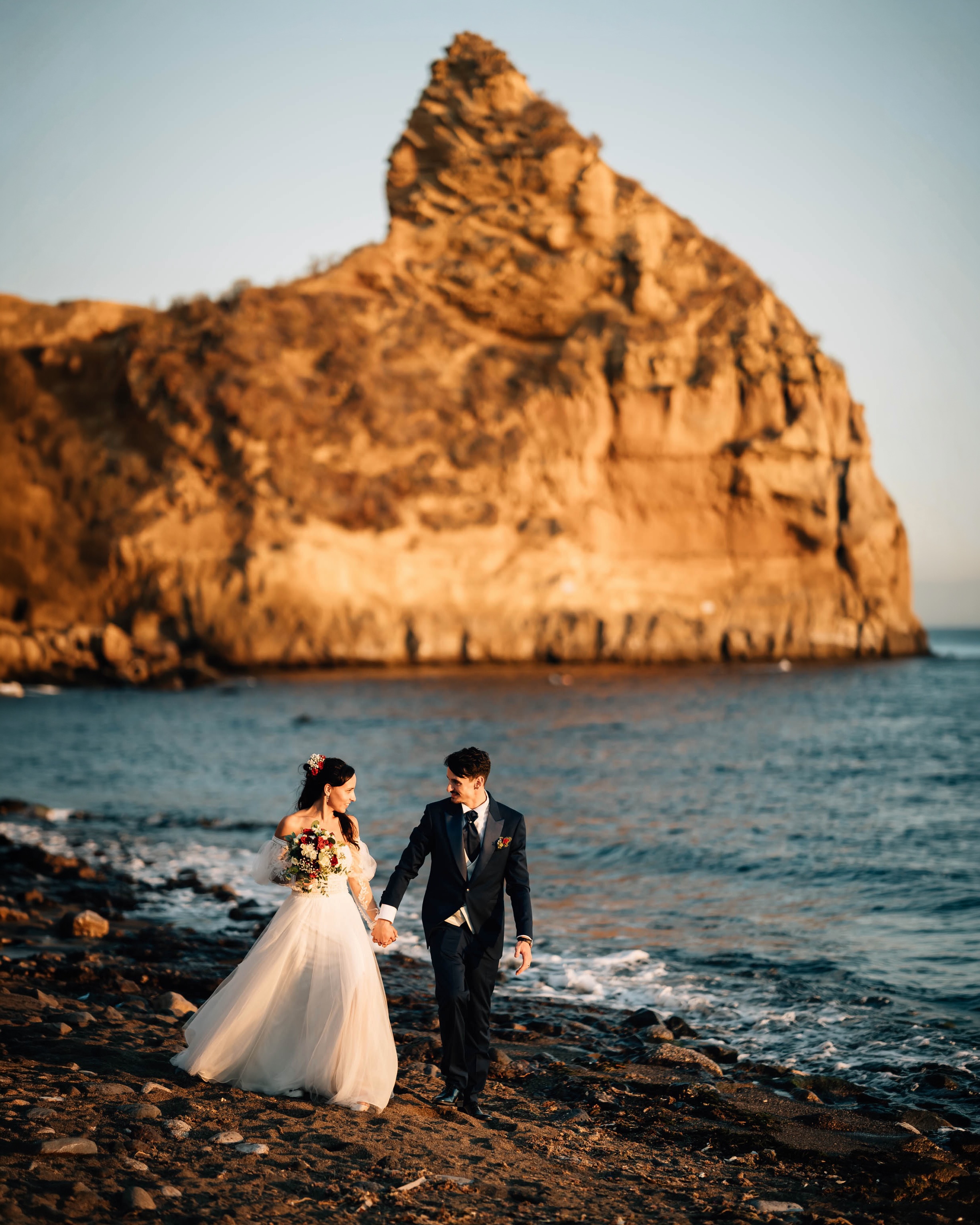 📸 Photo: @francescoartistico.it
Golden light, the sound of the waves, the scent of the sea, and one of the most breathtaking views of the Neapolitan coast. Destination weddings in Italy are not only about beautiful venues, but about experiencing places that transform every photograph into a memory worthy of a lifetime.
Luce dorata, il rumore delle onde, il profumo del mare e uno degli scenari più affascinanti della costa partenopea. I destination wedding in Italia non sono soltanto location meravigliose, ma esperienze capaci di trasformare ogni fotografia in un ricordo da custodire per tutta la vita.
#weddingphotographeritaly #destinationweddingitaly #italywedding #weddinginspiration #weddingstorytelling