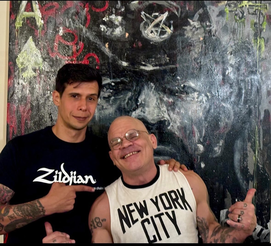Hace unos meses tuve el enorme honor de tocar junto a esta leyenda viviente, @realharleyflanagan, el mero mero del NYHC, en los estudios @euphoriastudiosnyc.
Harley es auténtico, buena onda y una persona con una intensidad contagiosa. Harley es “the real deal”. Estoy muy agradecido con él y con su esposa, @lauraleeflanagan, por la oportunidad y por la increíble hospitalidad.
Más allá de ser el motor creativo, bajista y vocalista de @realcromags, es un músico de altísimo nivel que realmente vive lo que predica. Cada vez que tengo la oportunidad de compartir con personas que poseen ese grado de compromiso, disciplina y capacidad, me siento afortunado.
Crecí escuchando Age of Quarrel y Best Wishes, dos discos fundamentales que, como a tantos otros, me introdujeron al mundo de la música pesada y el crossover. Durante toda la experiencia no pude evitar acordarme de mí mismo a los 16 años, descubriendo el hardcore, su historia y toda la cultura que lo rodeaba. Es un recuerdo que llevaré conmigo para siempre.
Tocar esas canciones en la ciudad de New York, donde todo ese sonido nació, fue algo verdaderamente especial. Una experiencia que jamás olvidaré.
Thanks for the shot, Harley. Respect!
Hardcore lives ⚒️💎
@zildjian_latinoamerica
@zildjiancompany
@vicfirth
@vicfirth_latinoamerica
#drums #drummer #drumlife #cromags #hardcore #nyhc #harleyflanagan #wiredforchaosfilm #punkrock #newyorkcity #newyorkhardcore #nyc #nycpunk