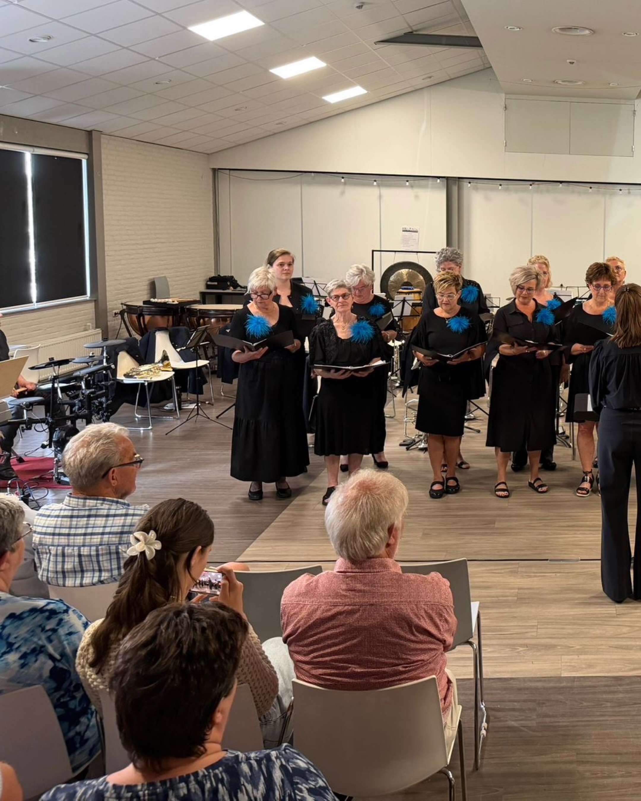 Afgelopen zondag hebben wij samen met Per Cantare Schinnen een prachtig concert mogen neerzetten! Het was een mooie middag, met een fijn publiek, heerlijke sfeer en muzikale afwisseling. Dank aan @percantareschinnen voor de bijdrage aan dit gezamenlijke concert! 🎶
Komen luisteren en benieuwd geworden naar meer? Op vrijdag 10 juli vindt ons jaarlijkse ZomerPleinConcert plaats op de Douve! ☀️ We zien jullie daar graag!