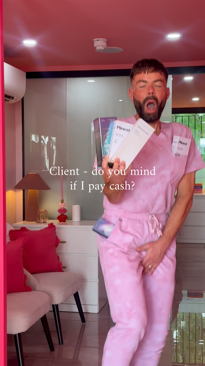 Cash is - K I N G - in this salon 😂😅
#funnyreel #fun #explore